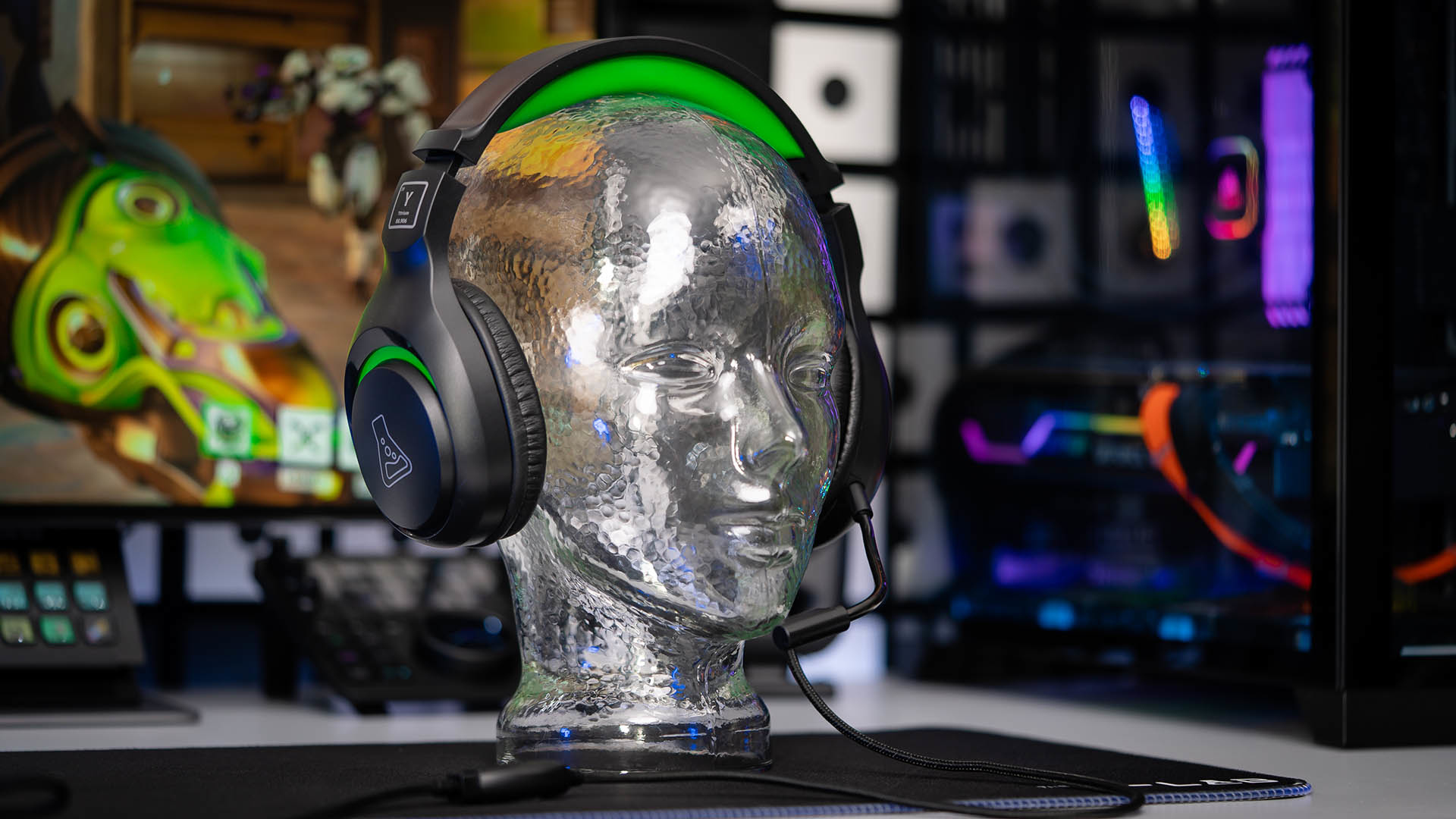Zestaw słuchawkowy na przezroczystym manekinie w kształcie głowy, z konfiguracją do gier w tle.