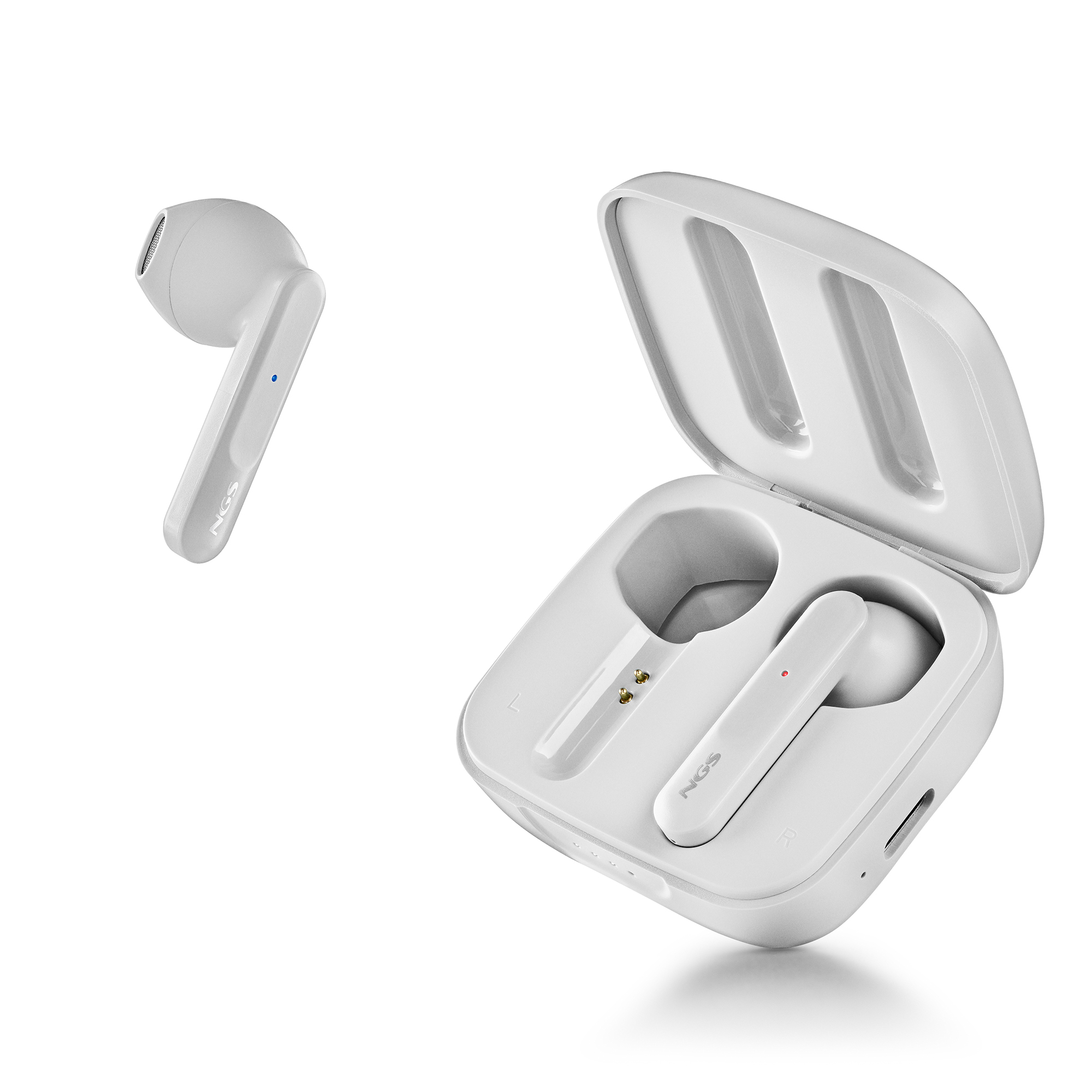 Auriculares inalámbricos blancos. Un auricular está separado, los otros dos en un estuche de carga abierto.