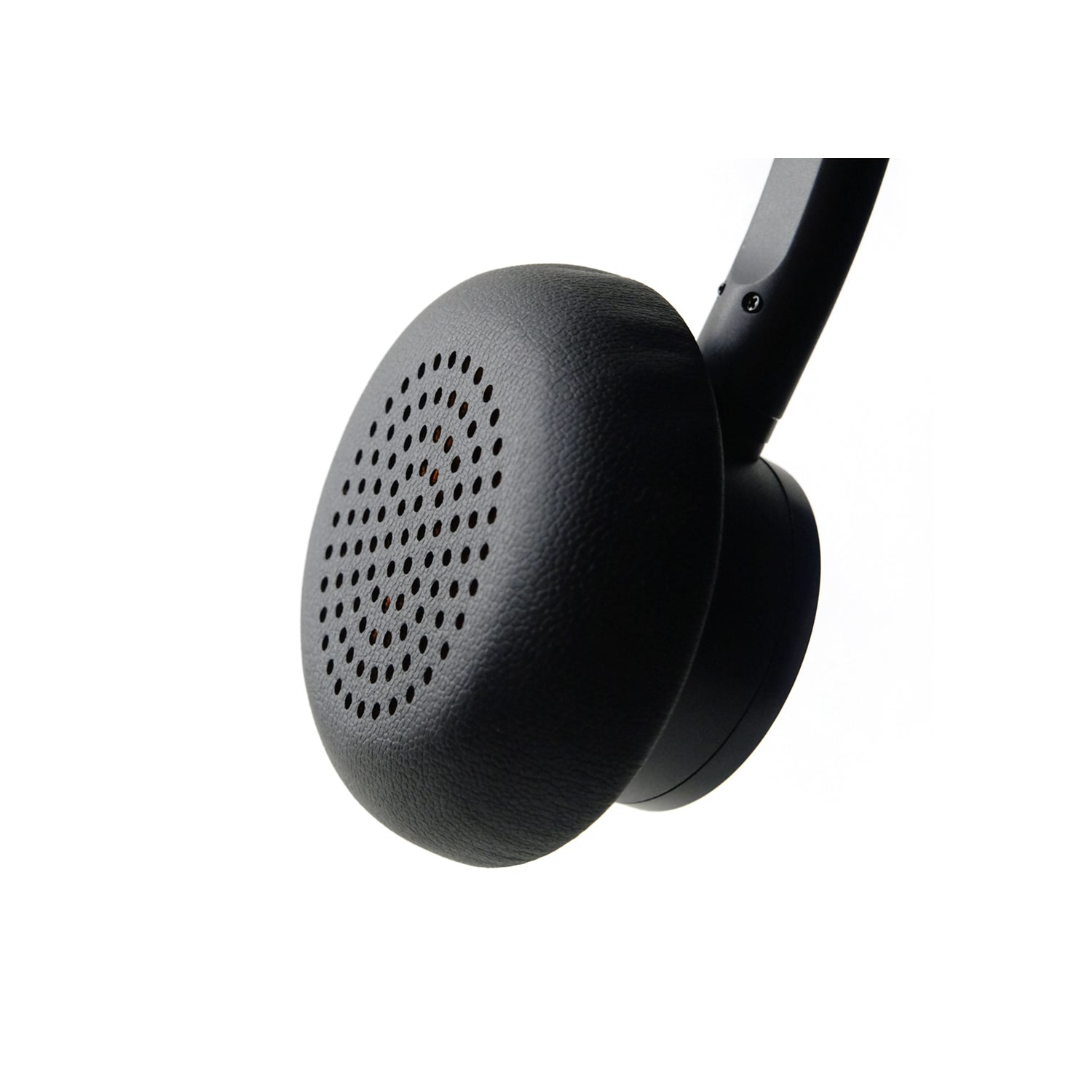 Detalle de la orejera de auriculares negros. Patrón perforado. Fondo blanco.