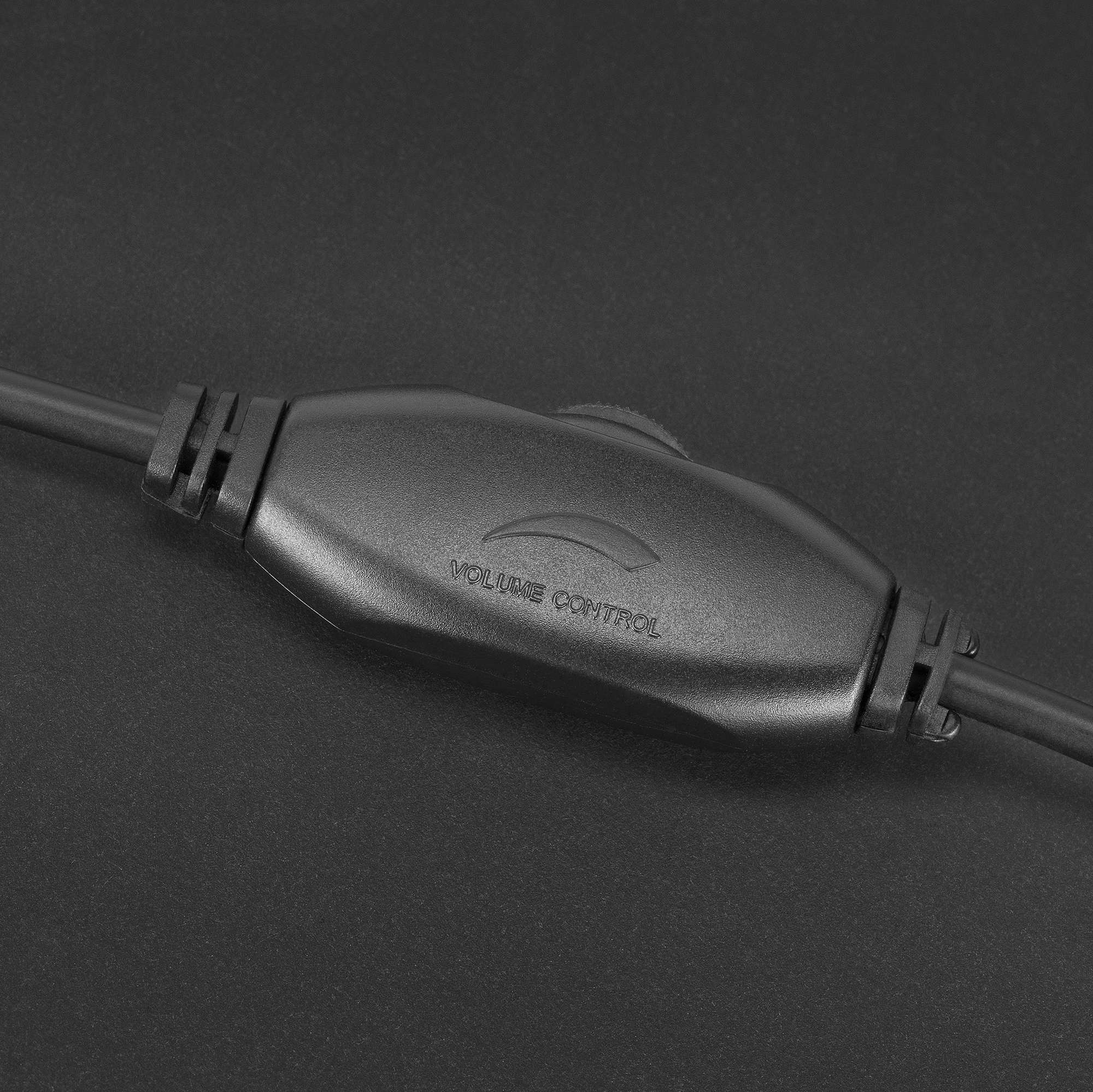 Zbliżenie czarnego regulatora głośności na czarnym kablu.