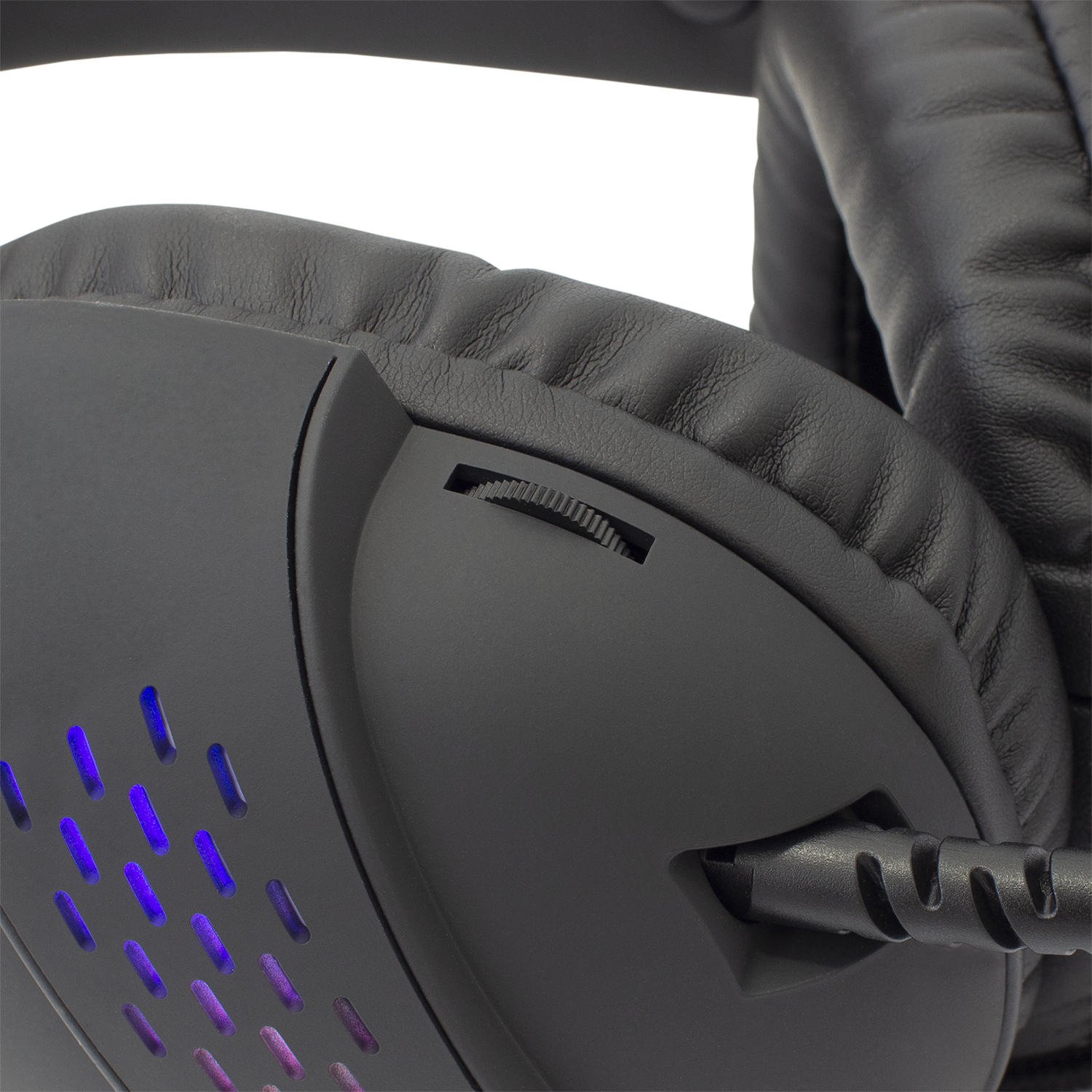 Primo piano di cuffie gaming nere, controllo volume, luci blu.