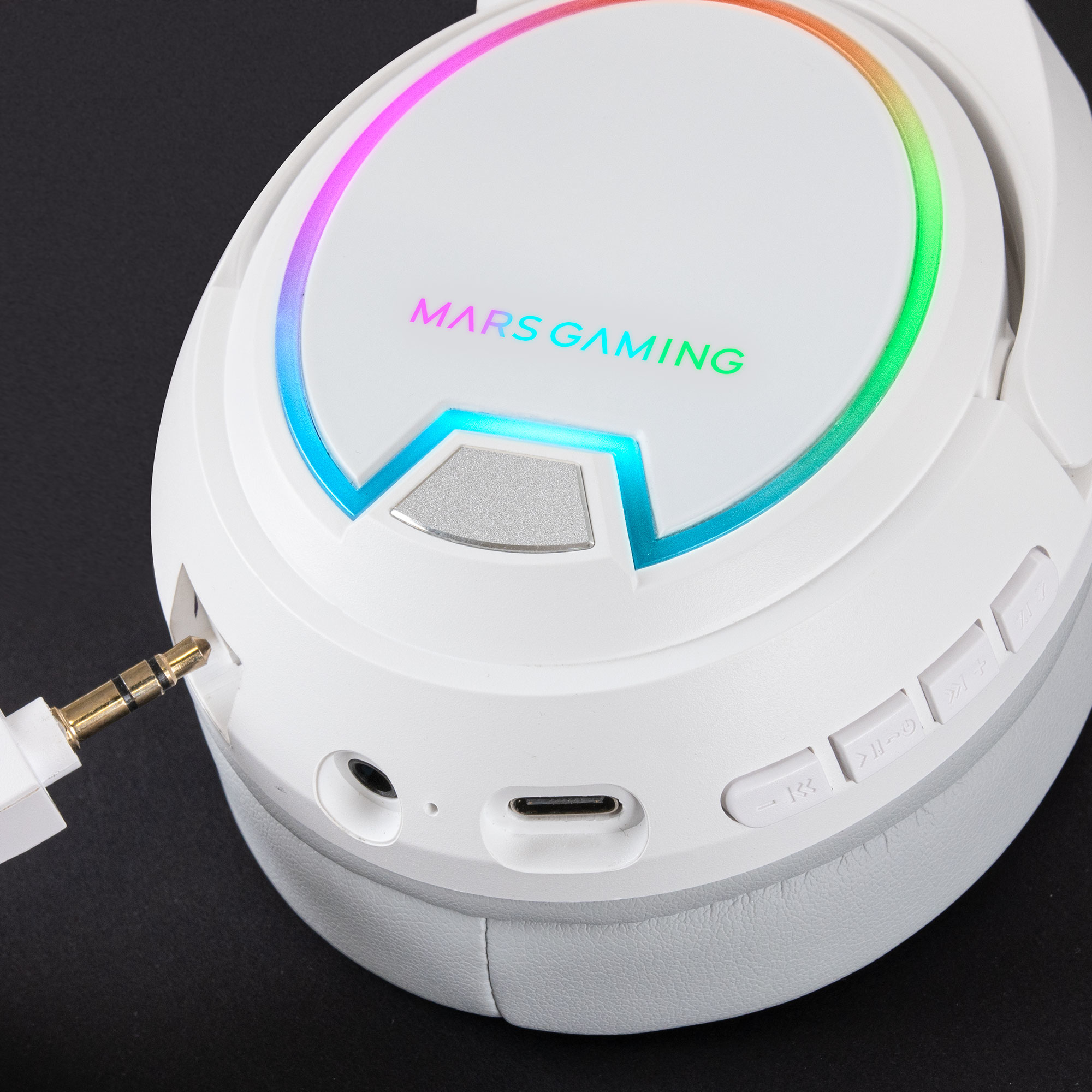 Białe słuchawki do gier z podświetleniem RGB. Na słuchawkach napis MARS GAMING. Wtyczka jest podłączona.
