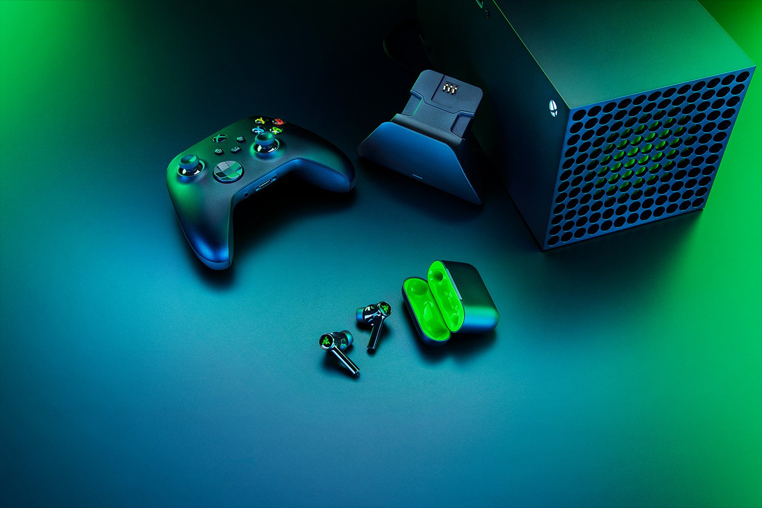 Un'installazione di gioco. Una console Xbox Series X nera, un controller, una base di ricarica e auricolari.