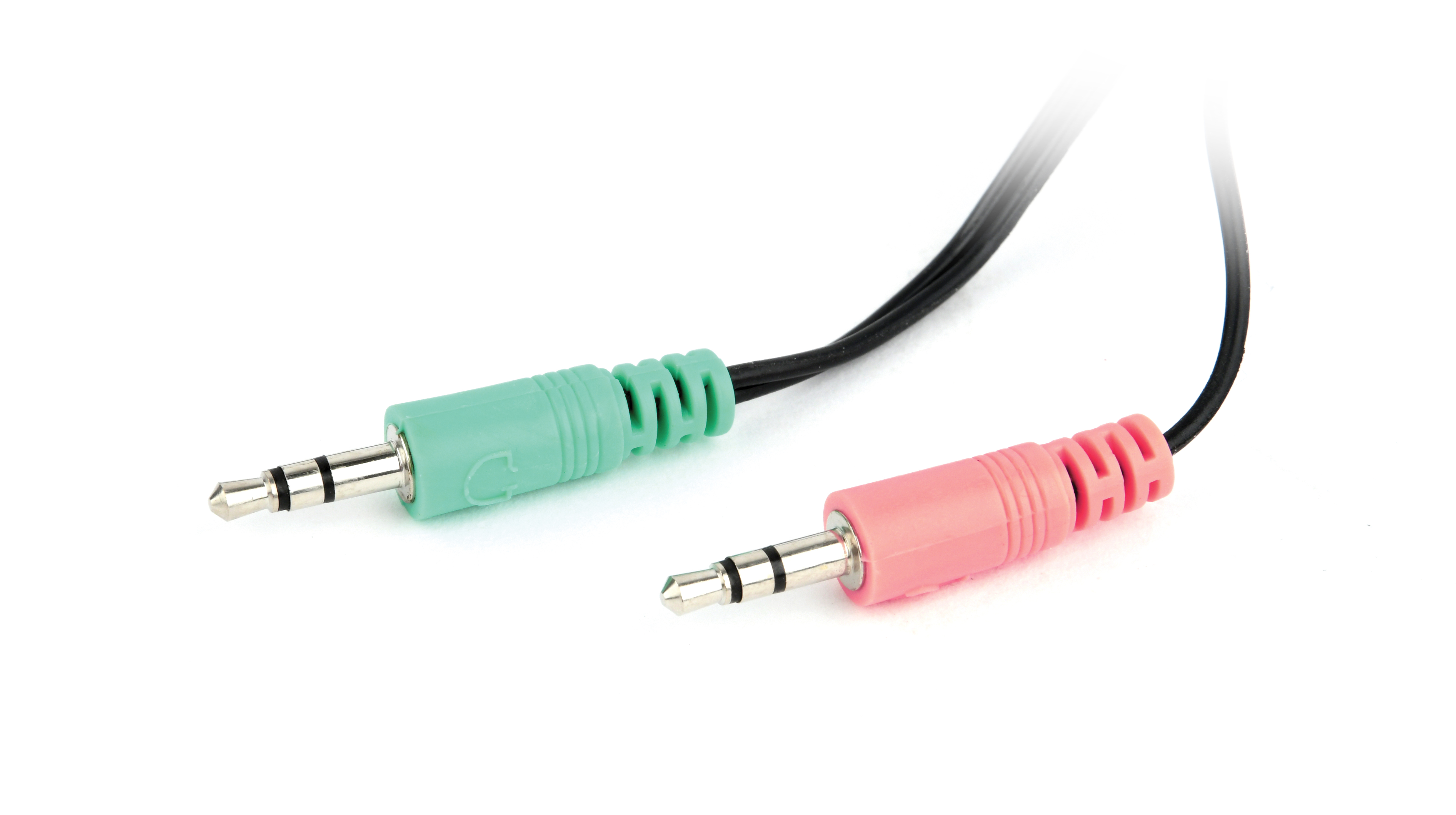 Dwa gniazda audio, zielone i różowe, połączone czarnym kablem.