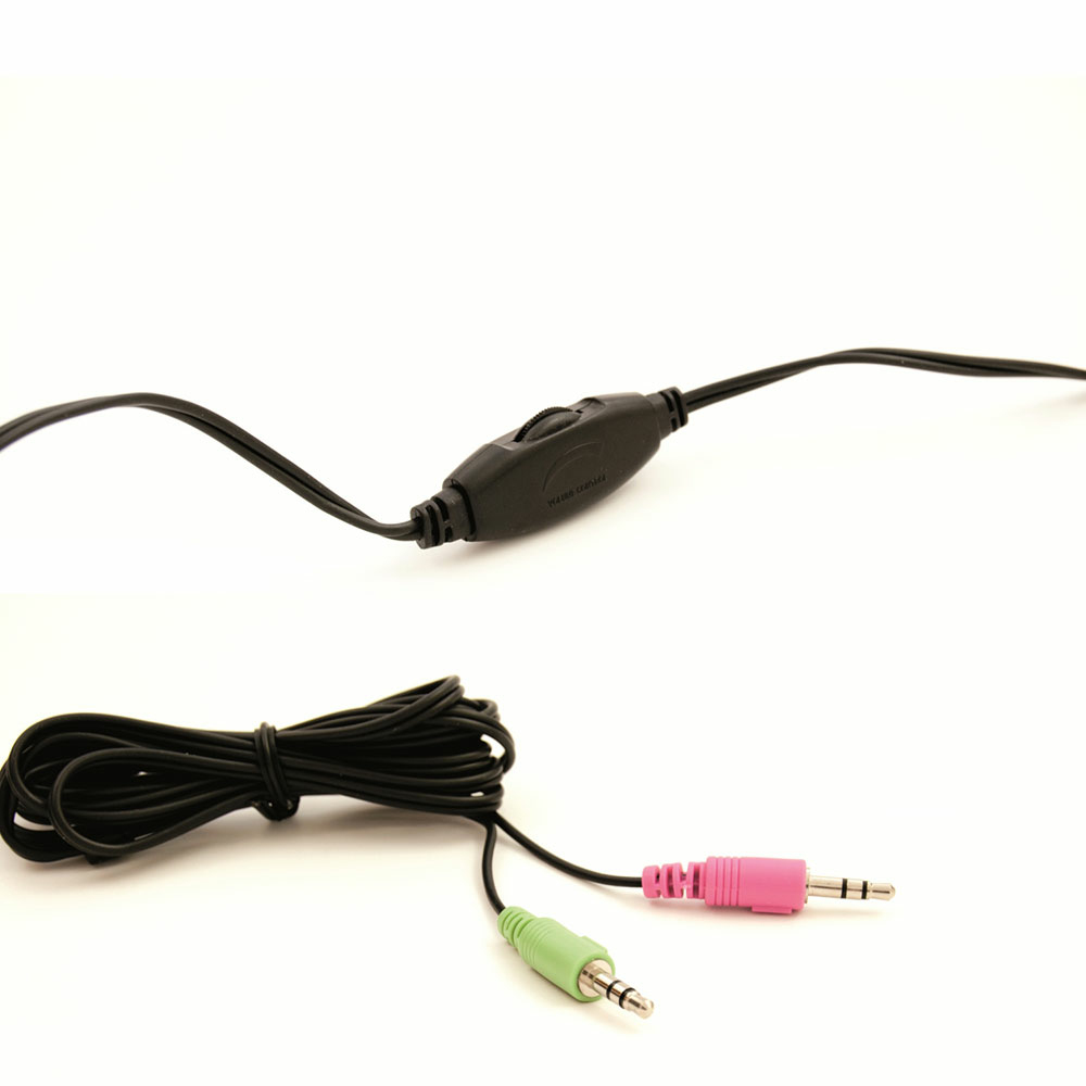 Cables de audio negros con control de volumen y conectores de audio de 3,5 mm en verde y rosa. Fondo blanco.
