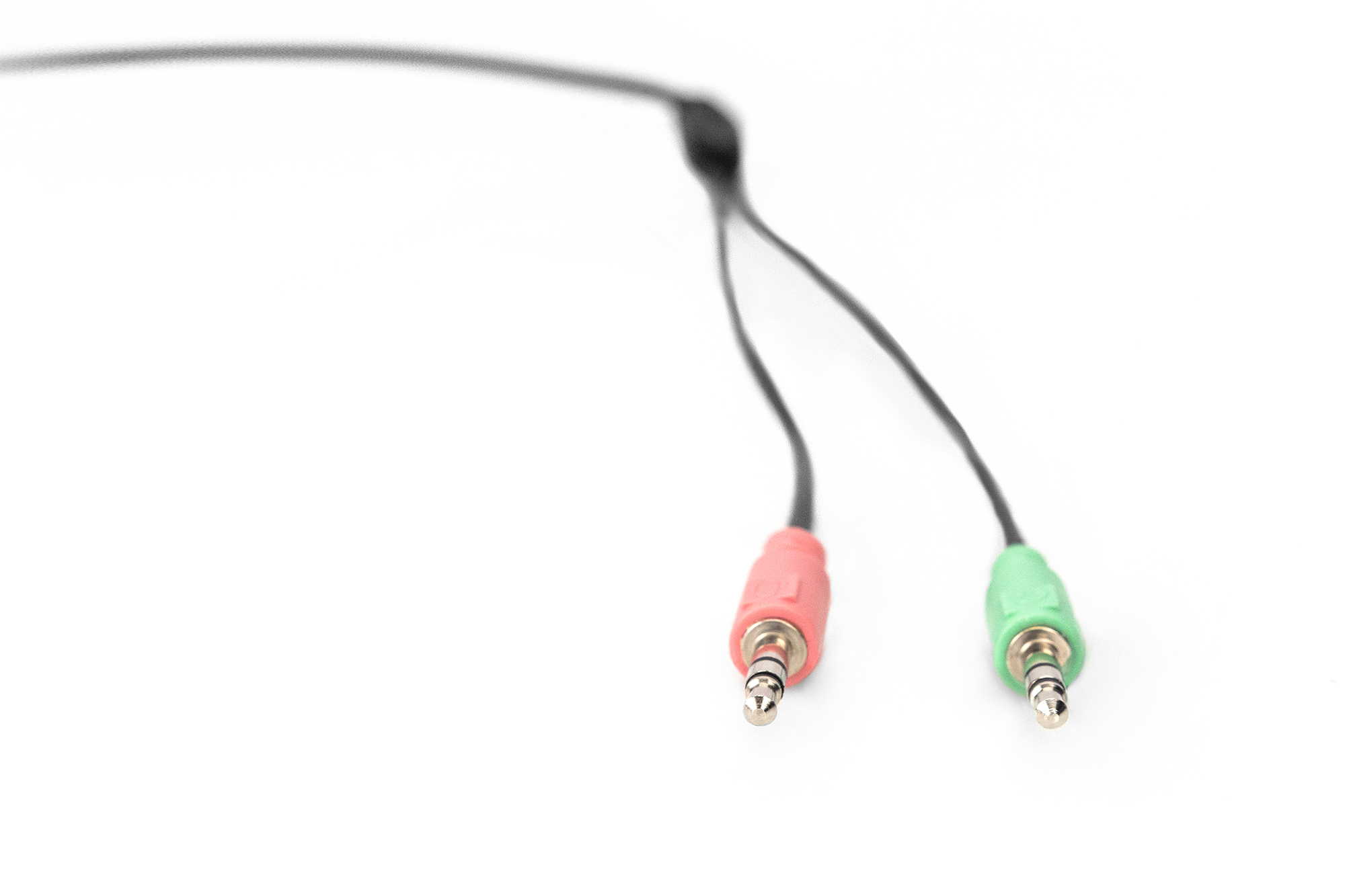 Dwa gniazda audio, jedno różowe i jedno zielone, połączone z kablem.