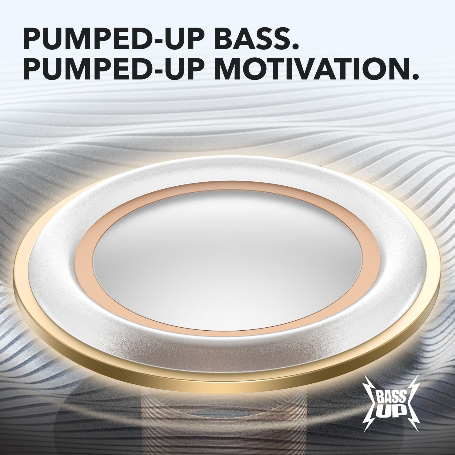 Zbliżenie głośnika z białym i złotym pierścieniem, ze słowami Pumped-Up Bass. Bass Up.