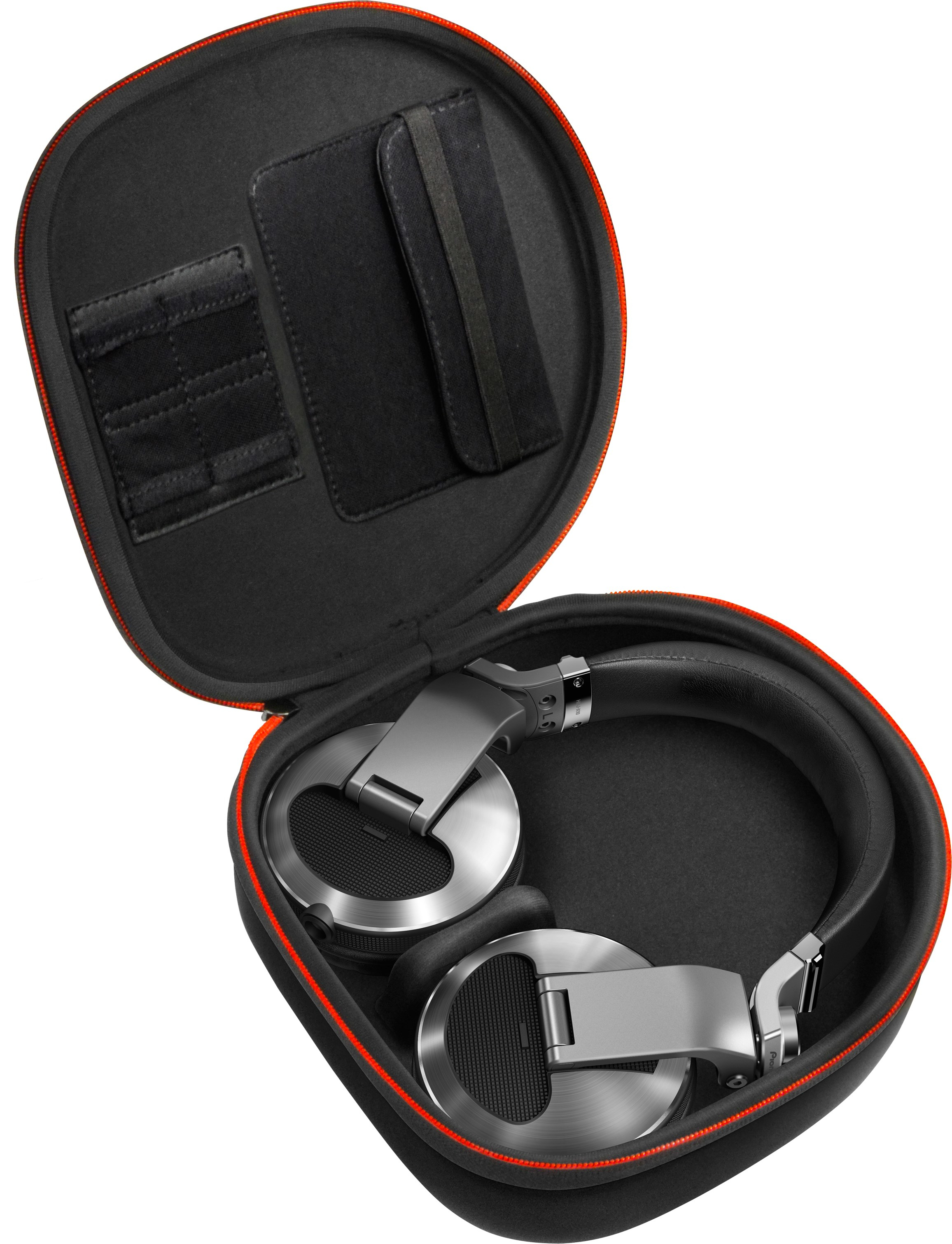 Casque noir et argent dans un étui noir ouvert avec une bordure orange, vue de dessus.
