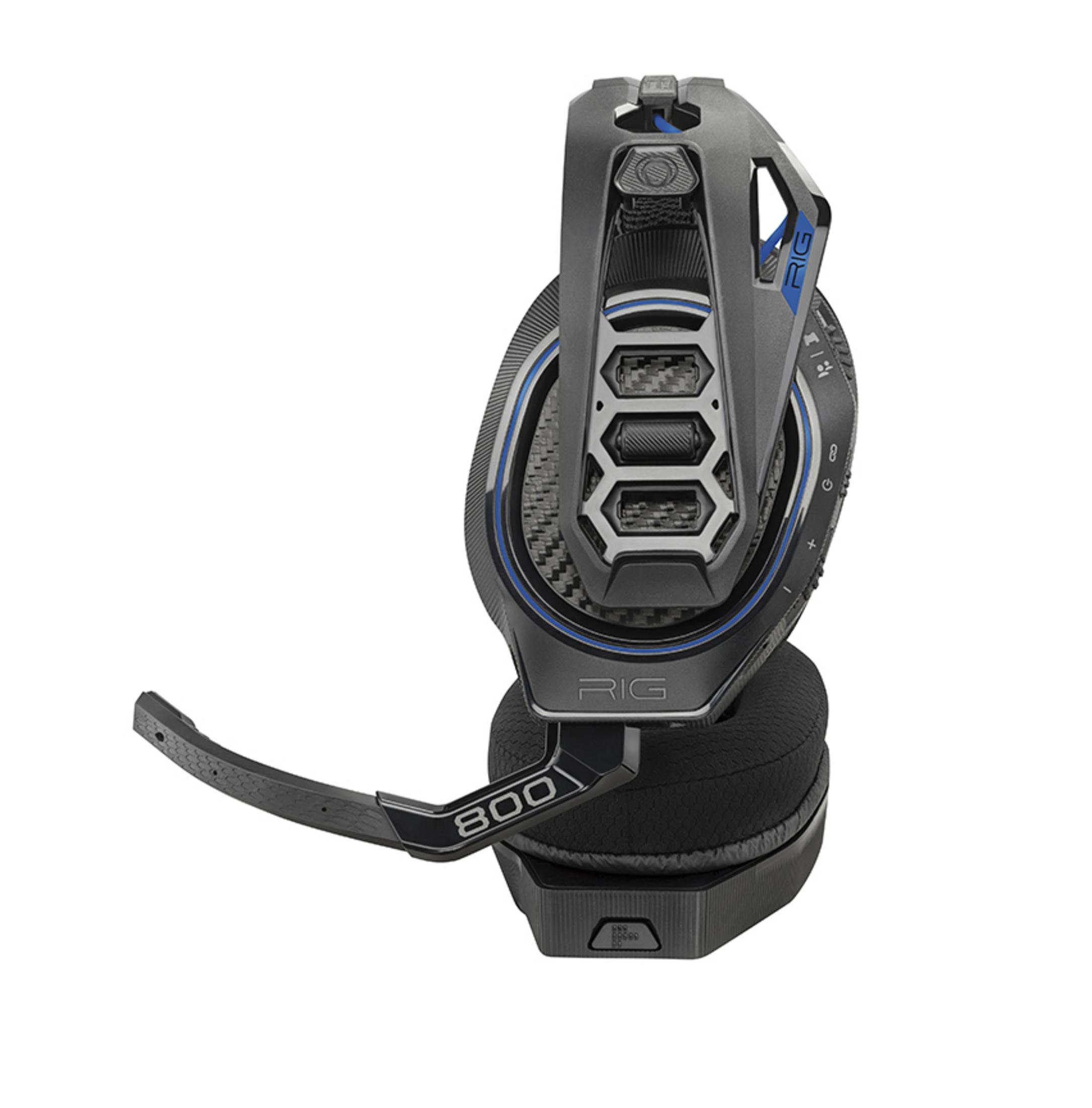 Un headset da gioco nero e grigio con microfono. L'auricolare è angolato verso lo spettatore.