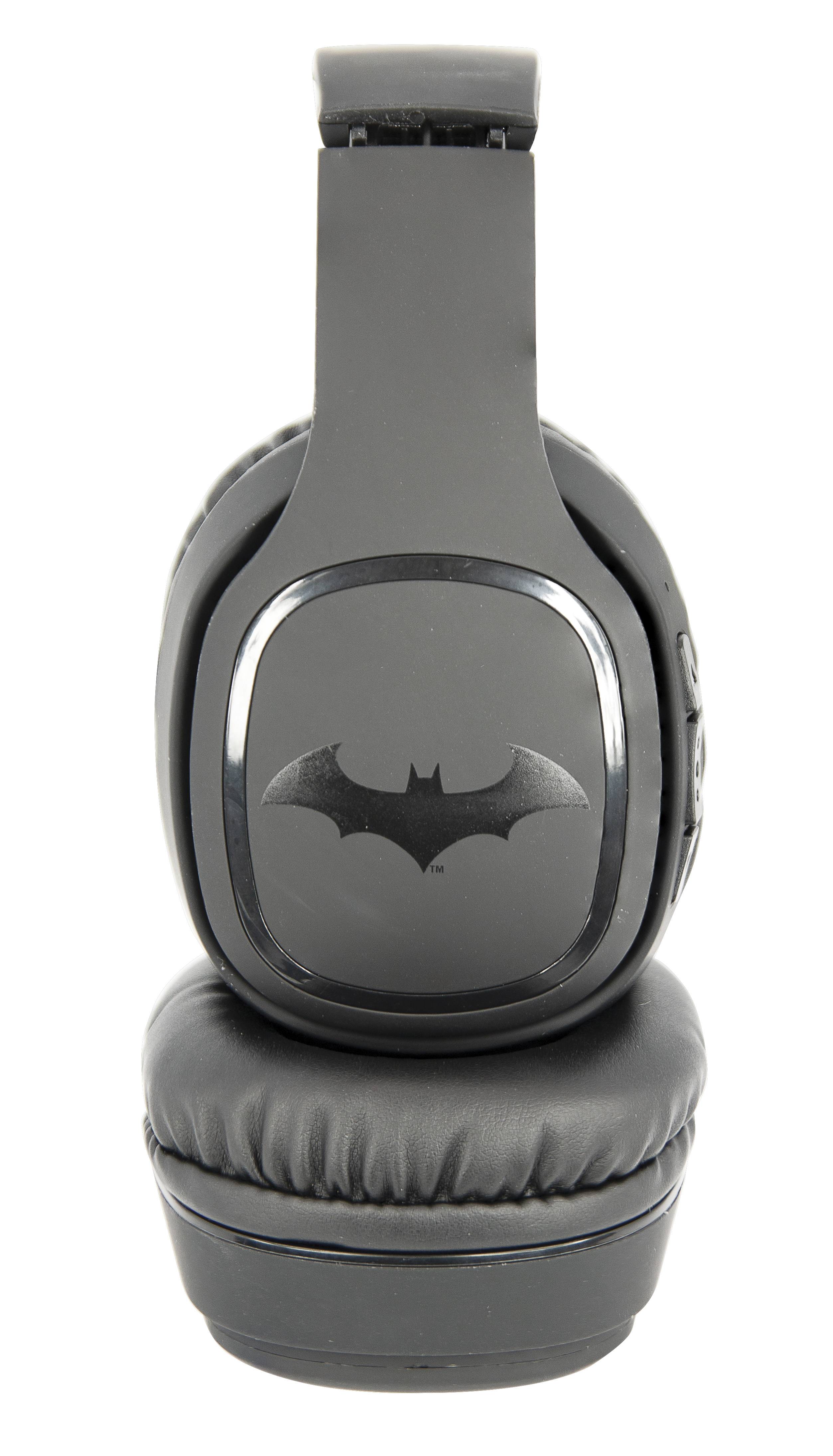 Schwarze Kopfhörer mit dem Batman-Logo auf der Ohrmuschel. Das Kopfband ist schwarz.