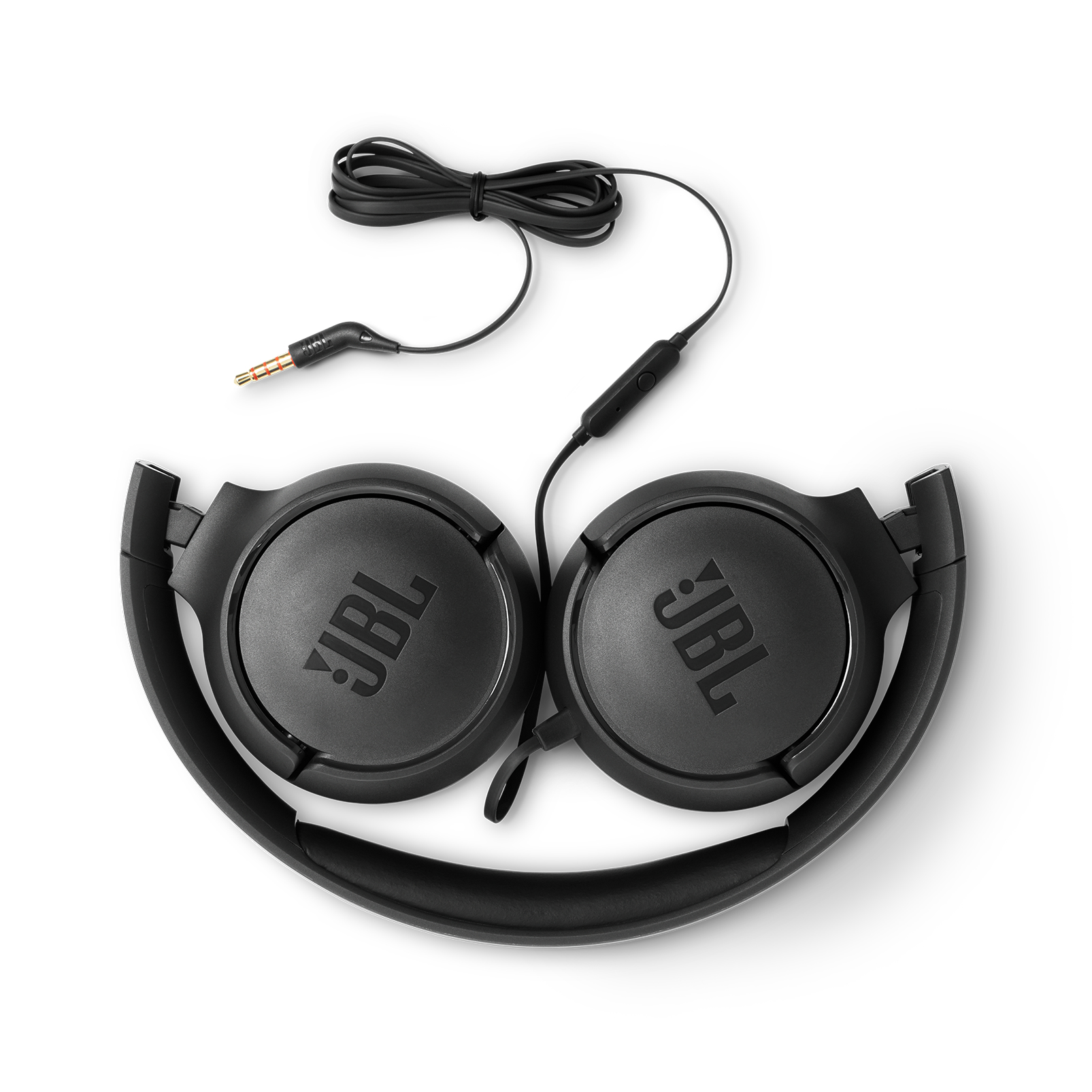 Zwarte JBL-koptelefoon, opgevouwen, op een witte achtergrond. De koptelefoon heeft een kabel en een bedieningsknop.