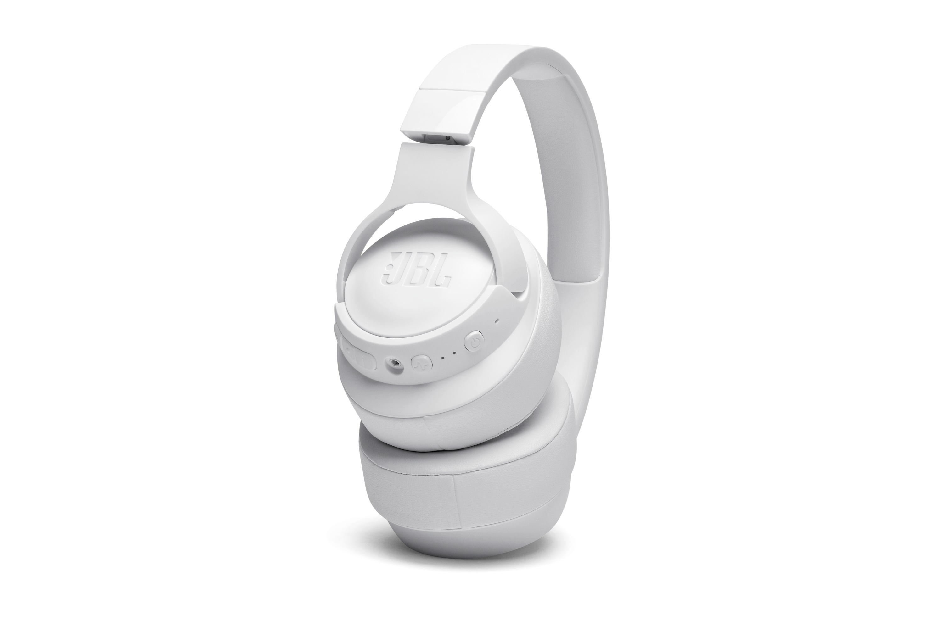 Weiße JBL Over-Ear-Kopfhörer, leicht angewinkelt, isoliert vor weißem Hintergrund.