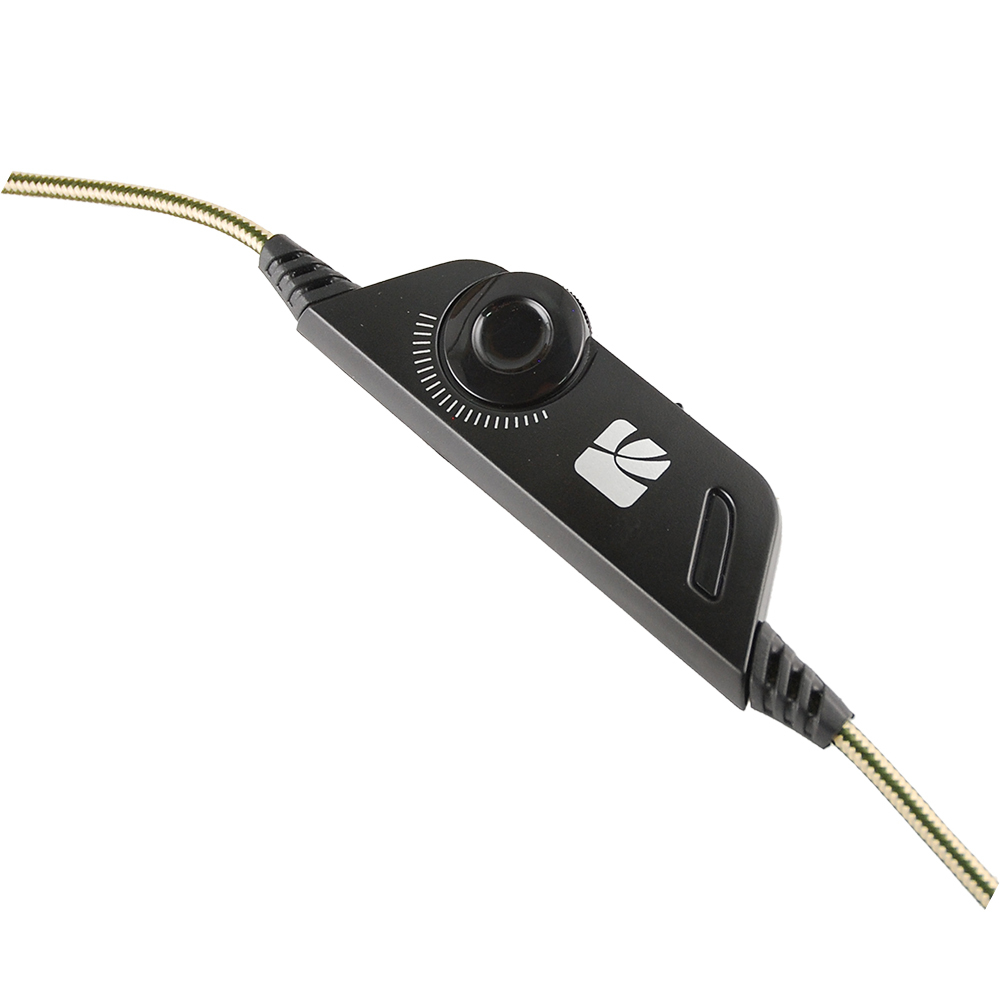 Czarny kontroler słuchawek. Jest na czarno-zielonym kablu. Tło jest białe.