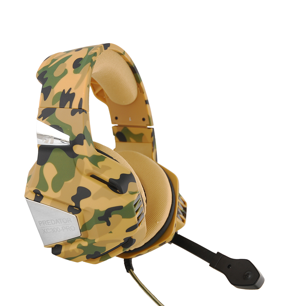 Kamuflażowy zestaw słuchawkowy do gier z czarnym mikrofonem. Zestaw jest na białym tle.