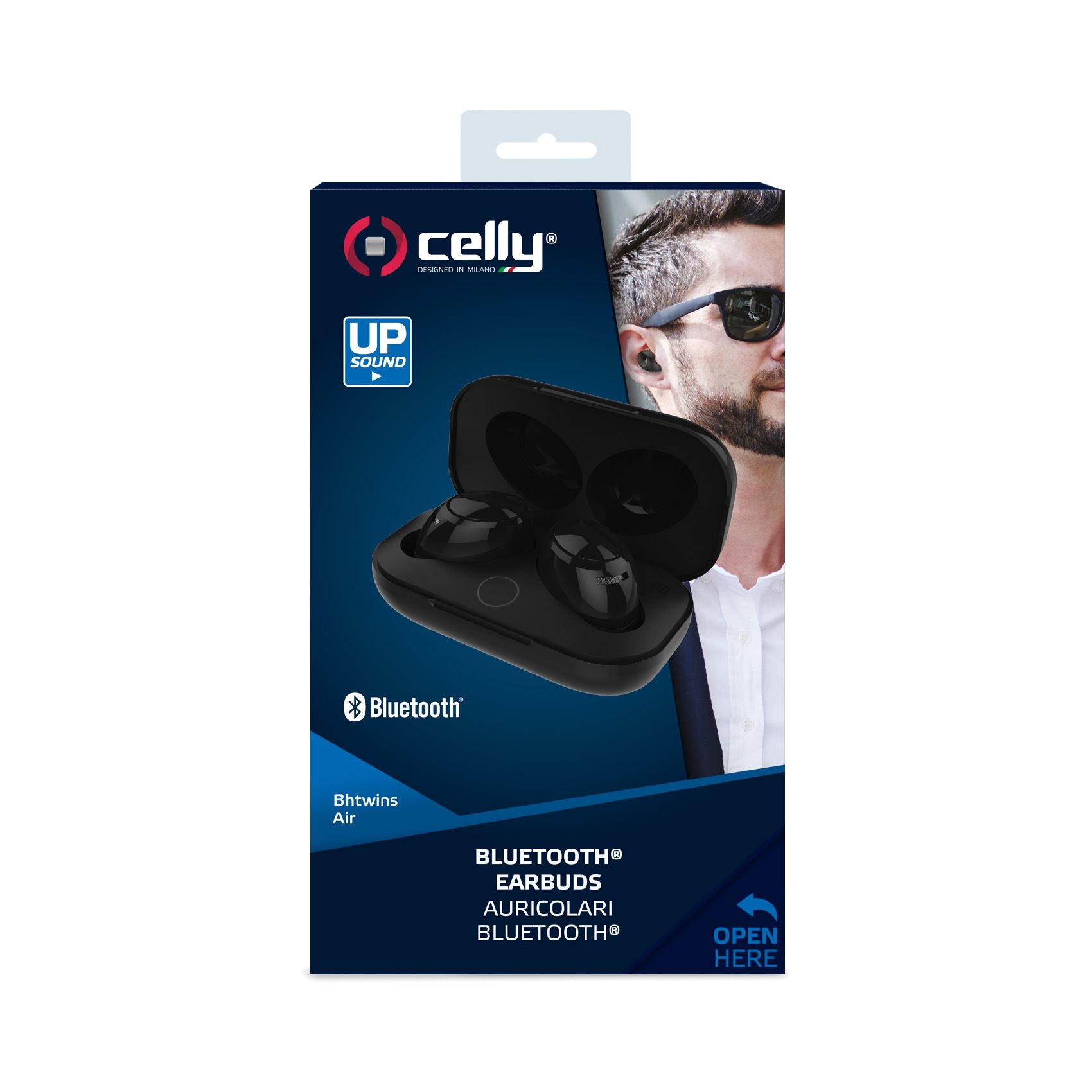Auricolari neri in un astuccio di ricarica nero, con un uomo sulla scatola che indossa le cuffie. Sfondo bianco.