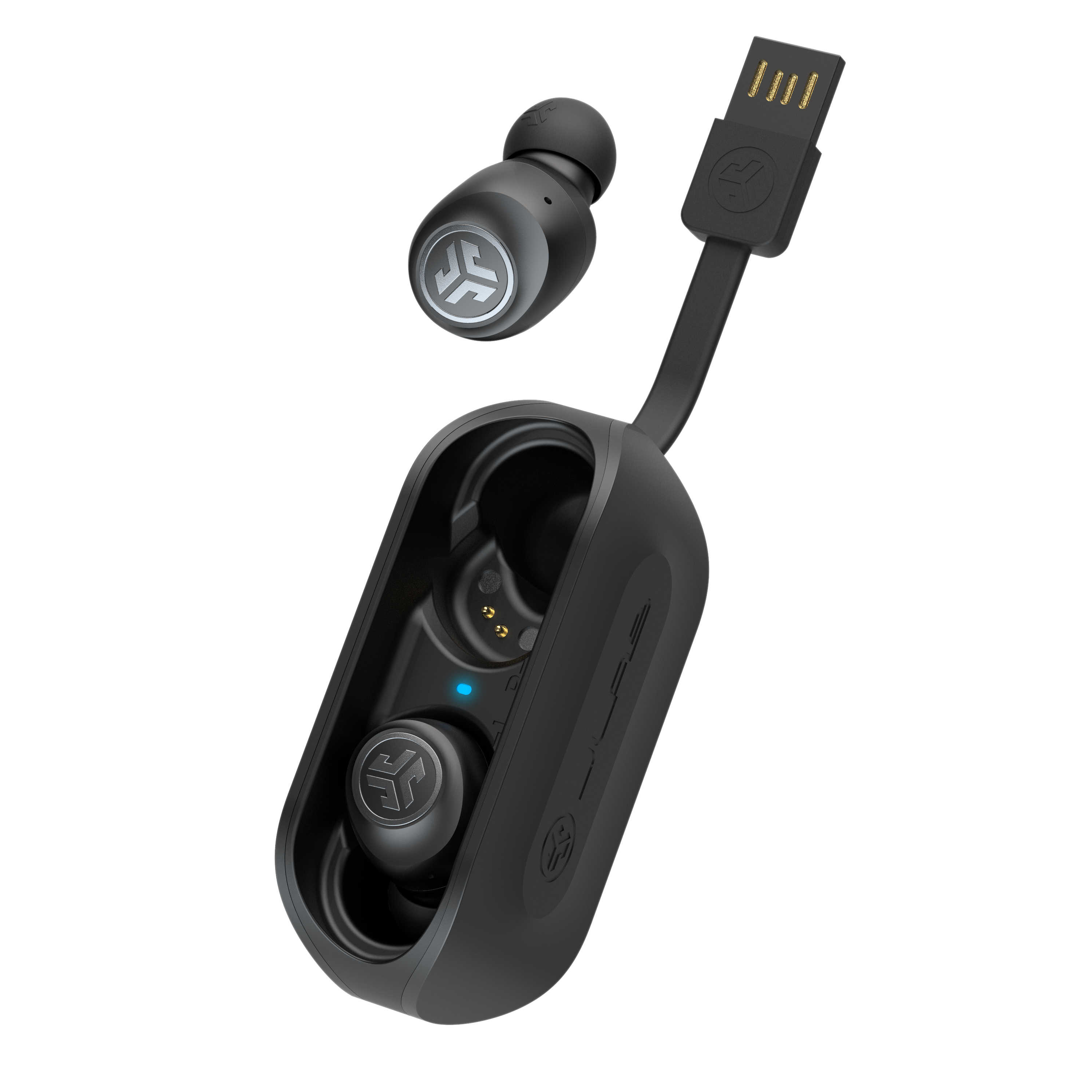 Schwarze Ohrhörer mit Ladecase, USB-Kabel, weißer Hintergrund.