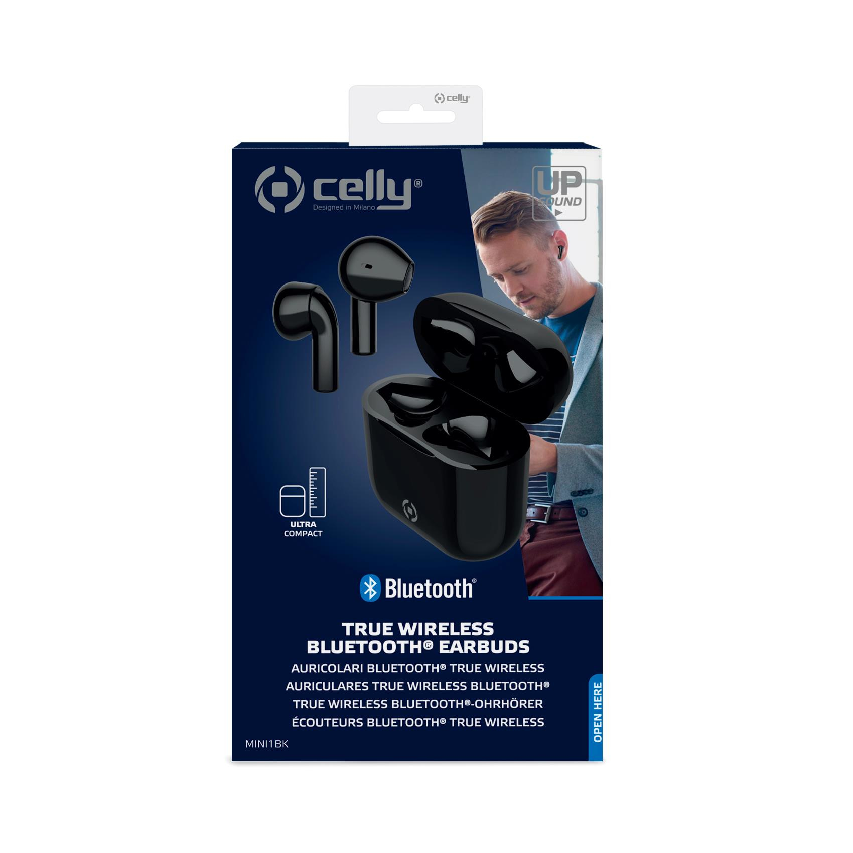 Scatola di auricolari neri con un uomo che guarda il prodotto. Sfondo bianco.