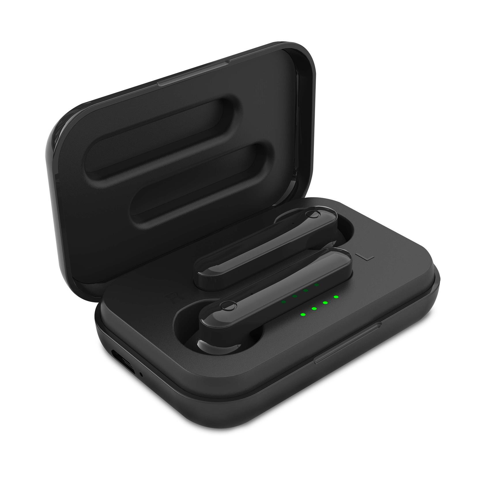 Auricolari wireless neri in una custodia di ricarica nera aperta, posizionati su una superficie bianca.