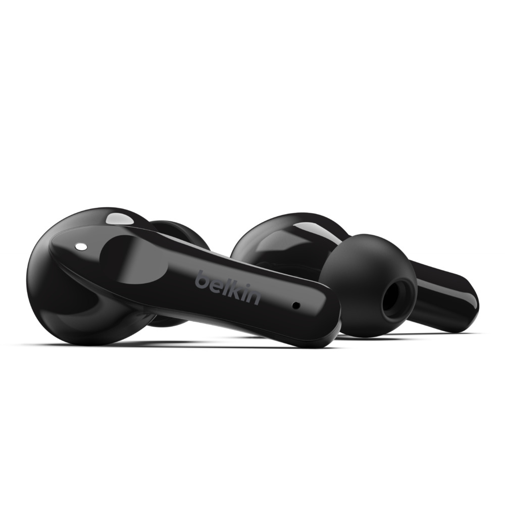 Schwarze Belkin-Ohrhörer. Zwei Knospen sind abgewinkelt vor weißem Hintergrund dargestellt. Das Belkin-Logo ist sichtbar.