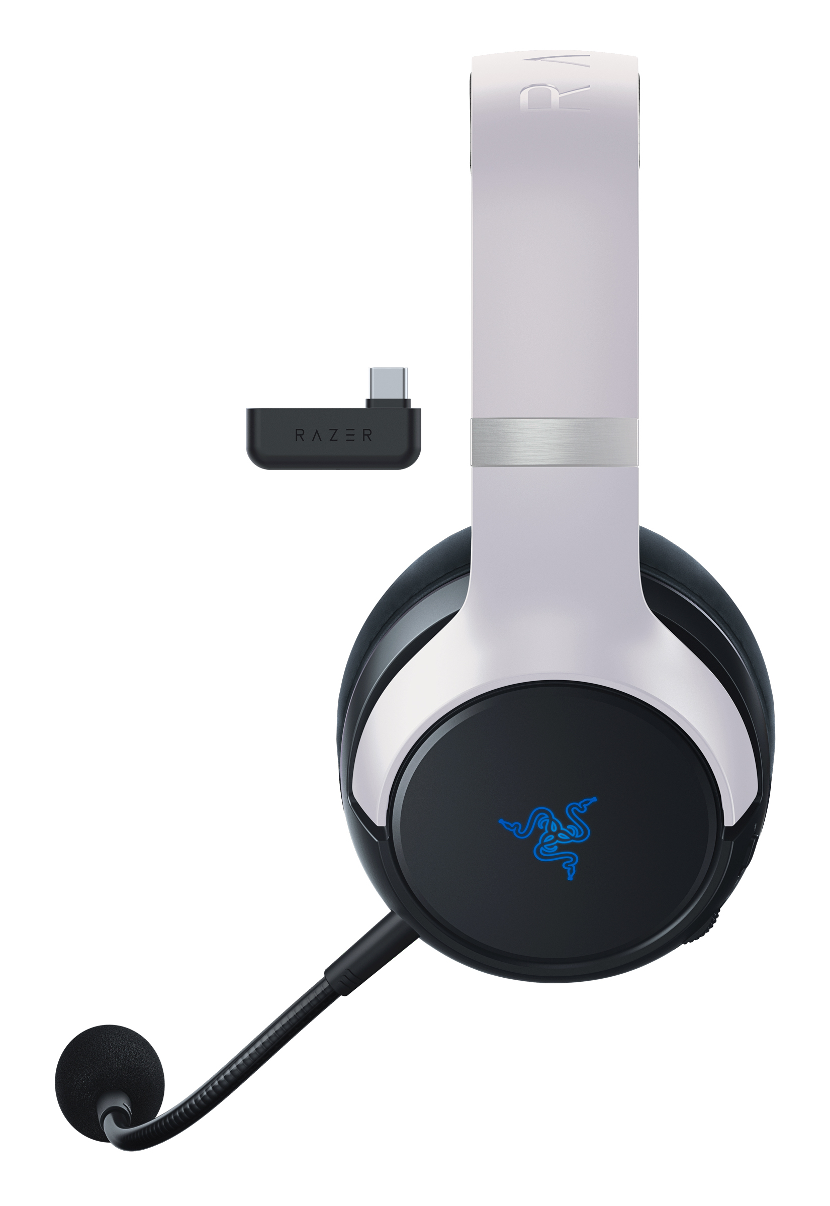 Weißes und schwarzes Razer-Headset mit USB-C-Adapter. Der Hintergrund ist weiß.