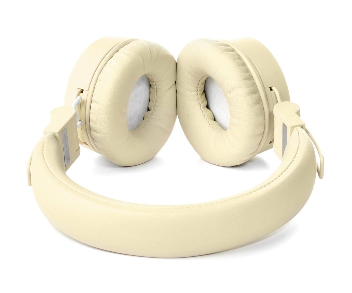 Beżowe słuchawki nauszne, widok z góry, na białym tle.