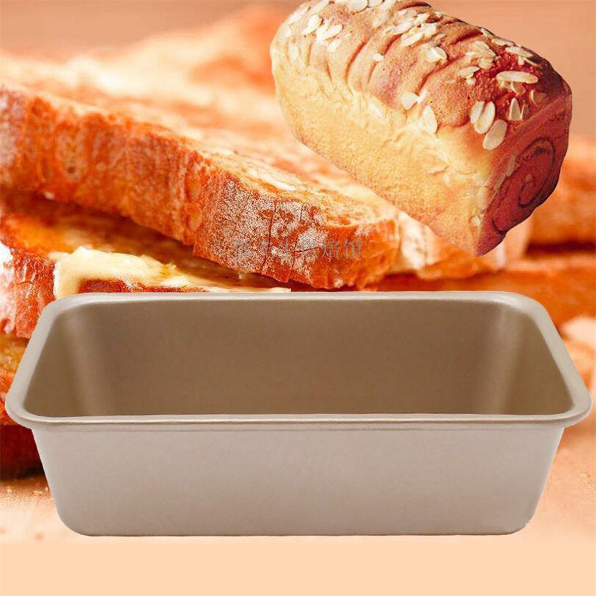 Eine Brotform mit Brotscheiben und einem Brotlaib. Das Brot ist goldbraun mit Mandeln.