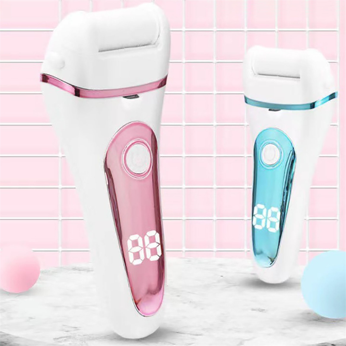 Zwei weiße Fußpflegegeräte mit rosa und blauen Akzenten, die digitale Zahlen anzeigen.