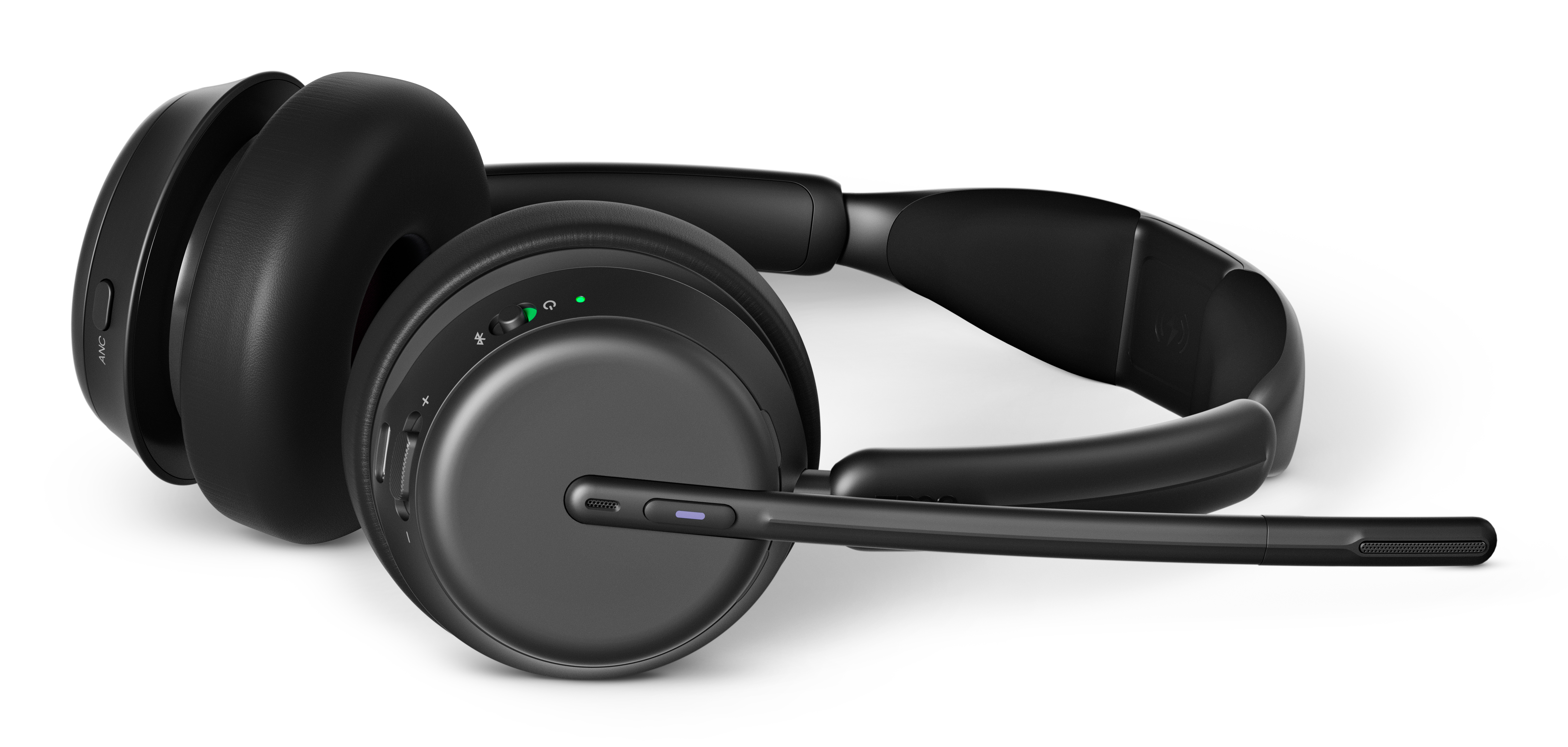 Auriculares negros con micrófono, sobre fondo blanco. Vista lateral, con controles visibles.