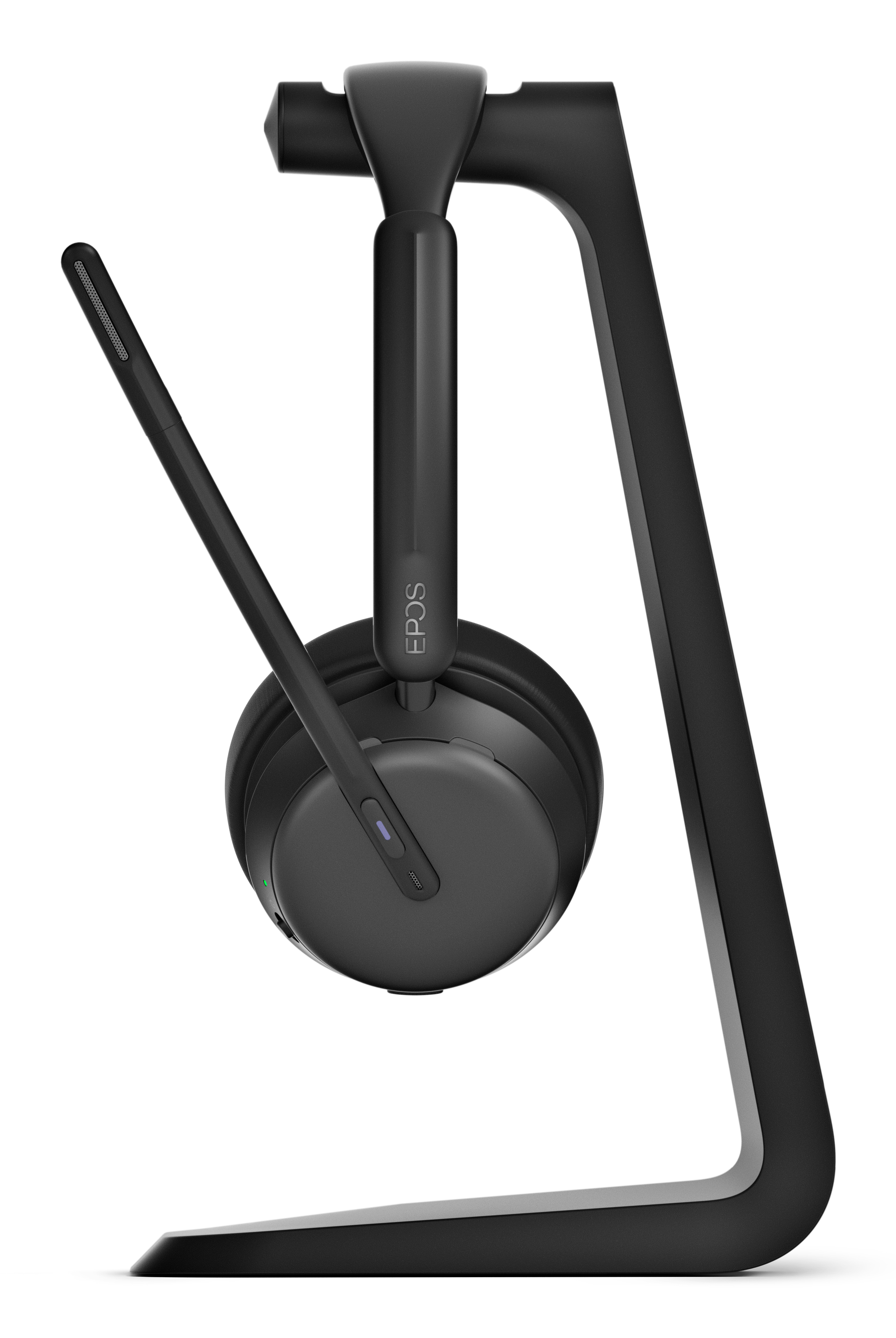 Auriculares negros en un soporte sobre fondo blanco.