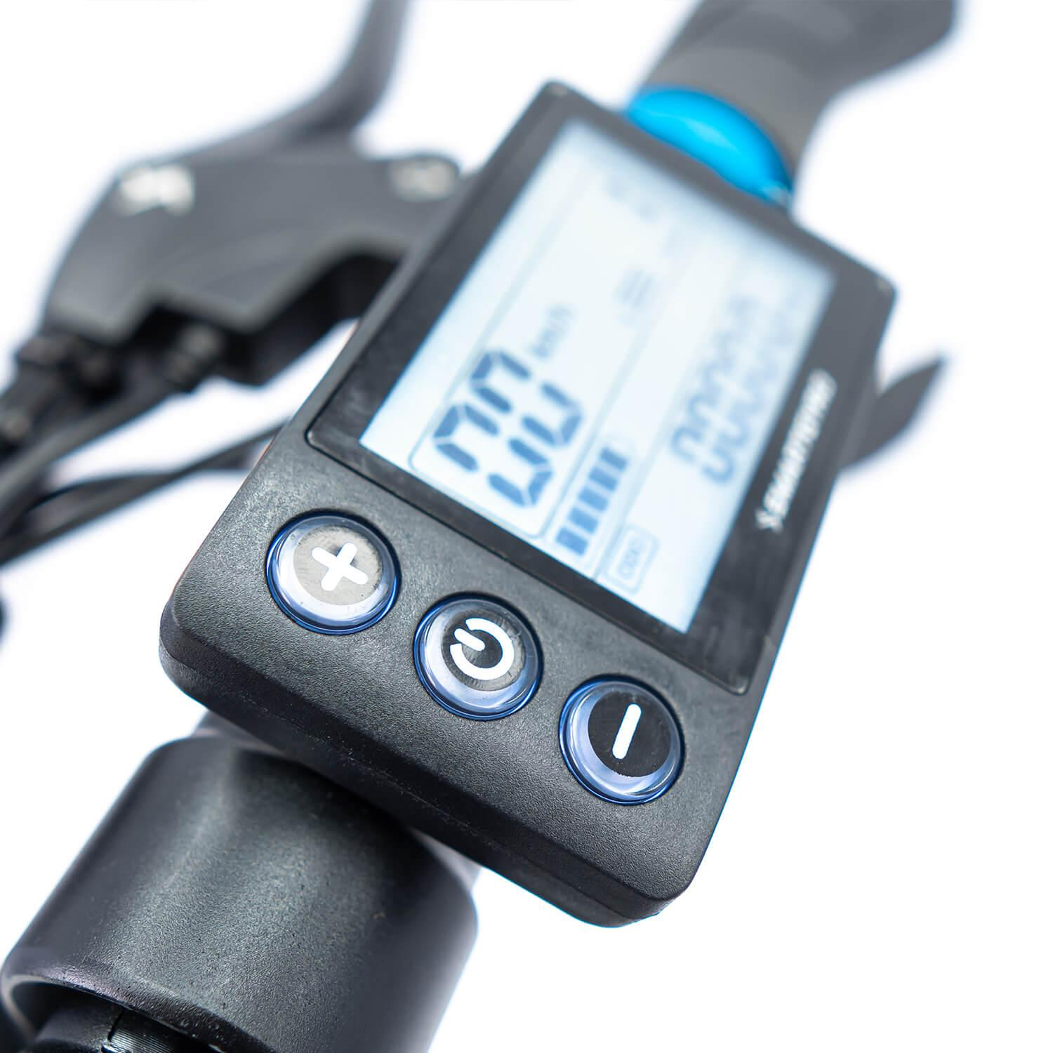 Wyświetlacz skutera z '00' i innymi danymi, z przyciskami plus, zasilania i info.