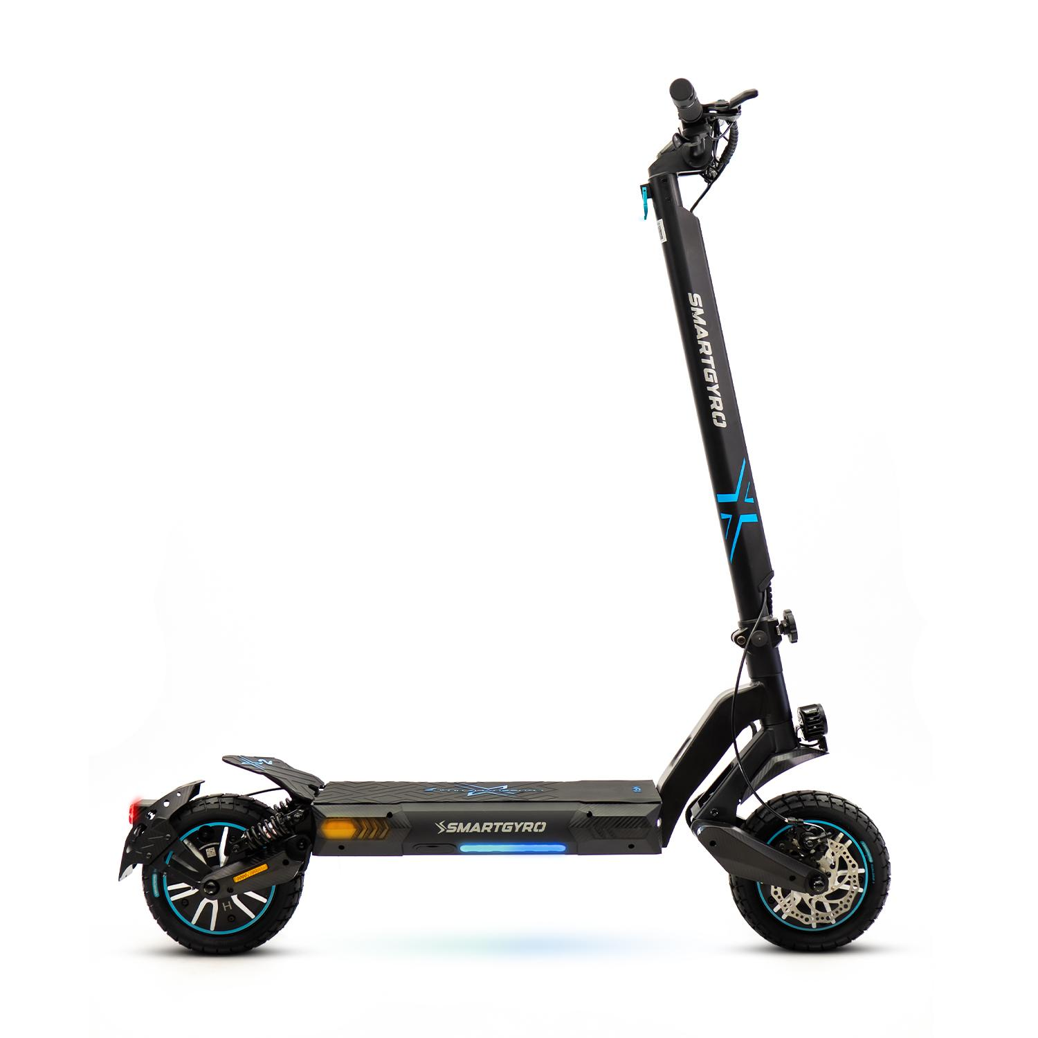 Scooter eléctrico negro y azul sobre fondo blanco.