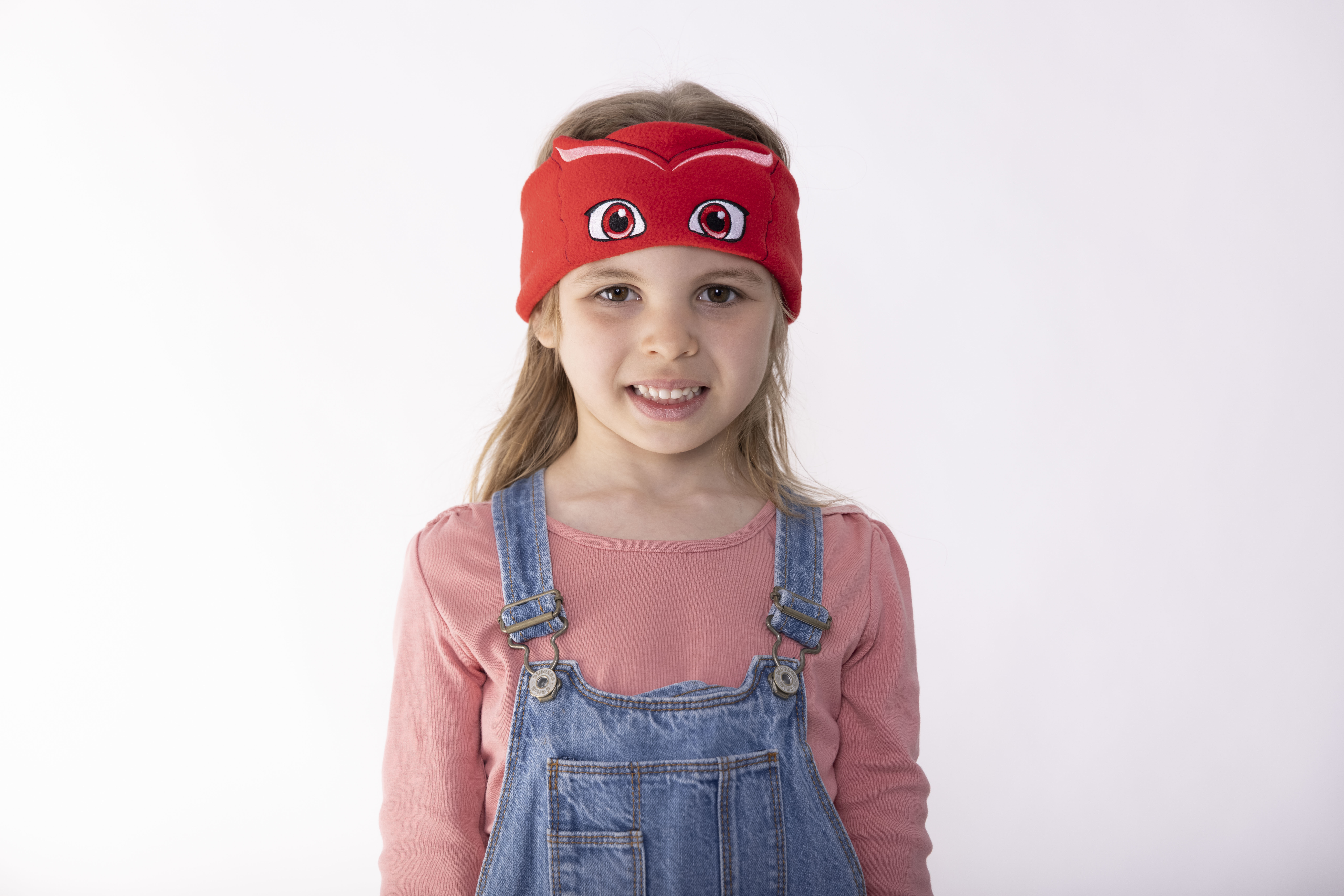 Ein weißer Hello Kitty Wasserhahn-Belüfter mit rosa Ring, vor weißem Hintergrund.