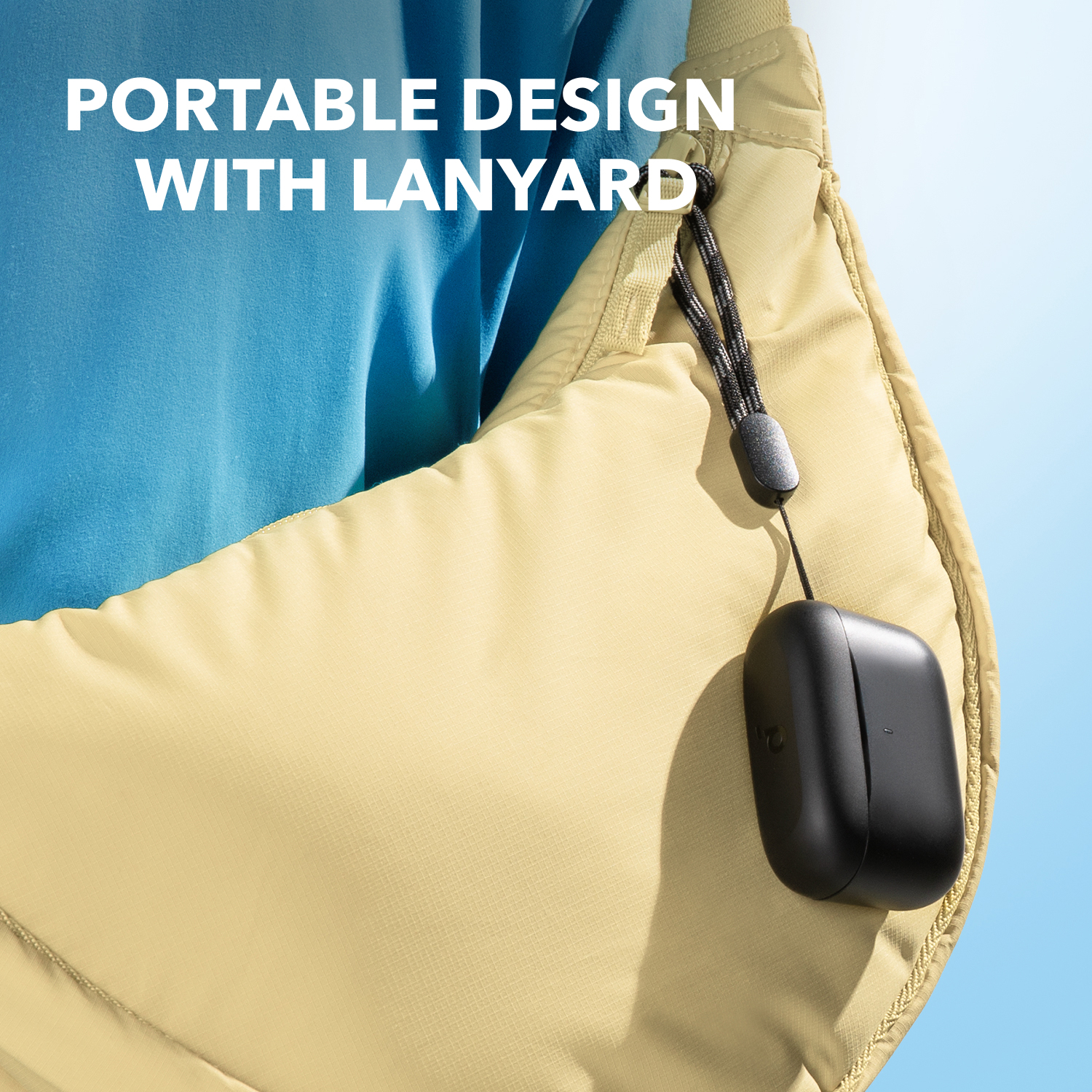 Schwarzes Case mit Kopfhörern in einer beigen Tasche mit Lanyard und Text: tragbares Design.