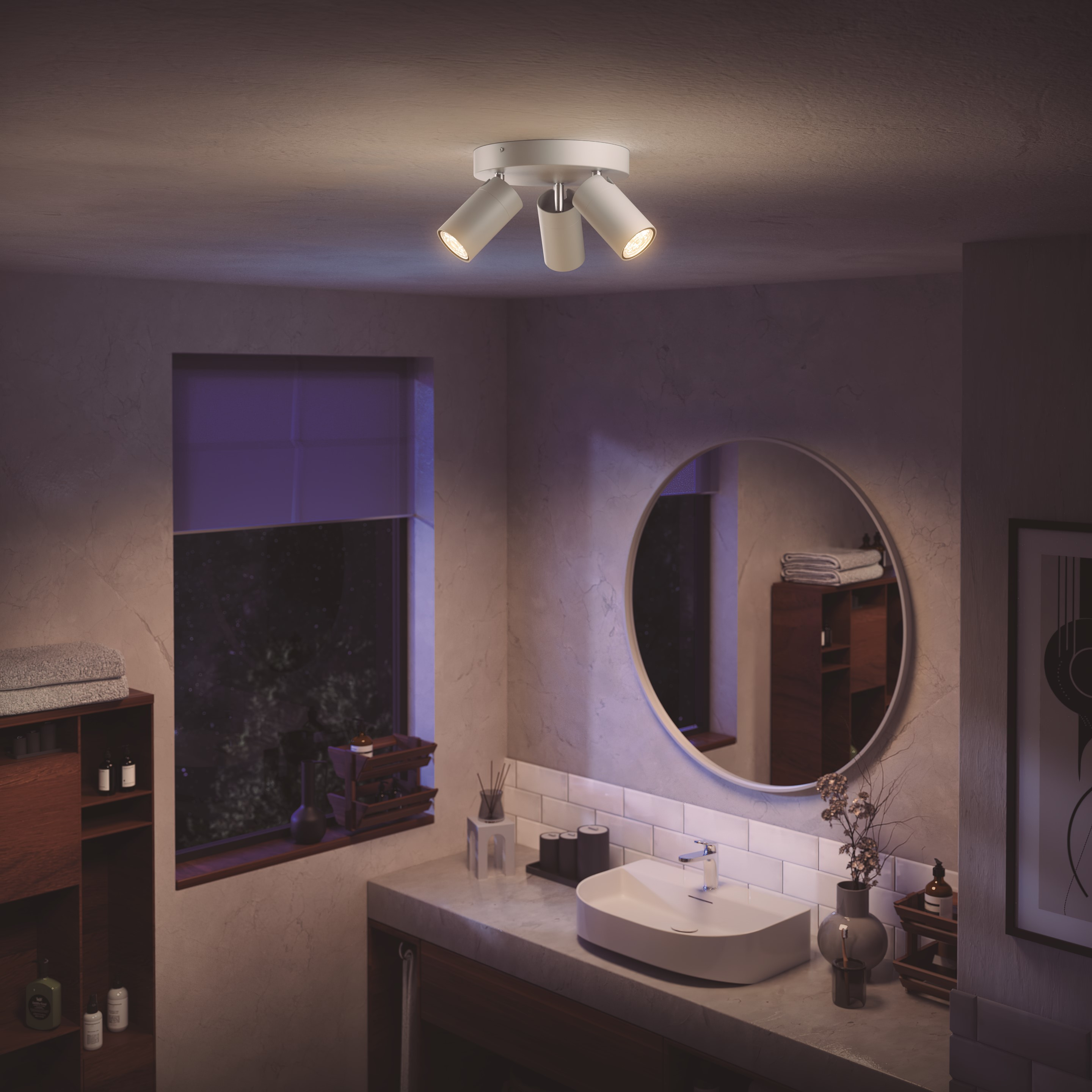 Badkamer met drie plafondlampen, een spiegel en een wastafel.