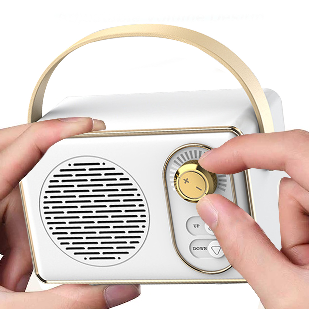 Weißes Radio im Vintage-Stil mit goldenem Drehregler. Hände stellen den goldenen Drehregler ein.