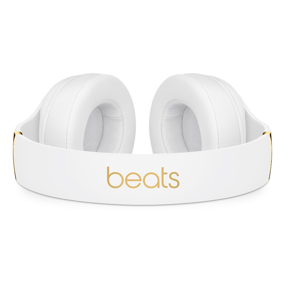 Cuffie Beats bianche con scritta 'beats' dorata sull'archetto, su sfondo bianco.
