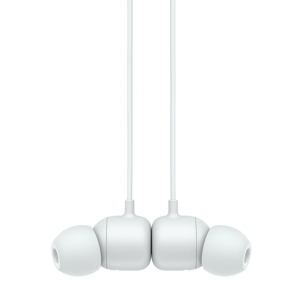 Białe przewodowe słuchawki douszne z białym tłem. Słuchawki są skierowane do widza.