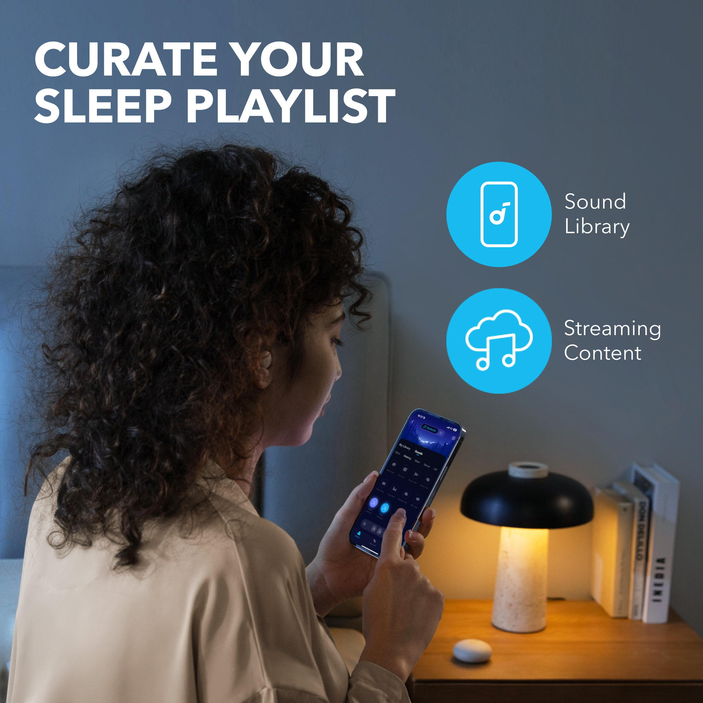 Kobieta używa telefonu do playlisty do spania. Ikony: biblioteka dźwięków, zawartość strumieniowa. Lampa i książki widoczne.