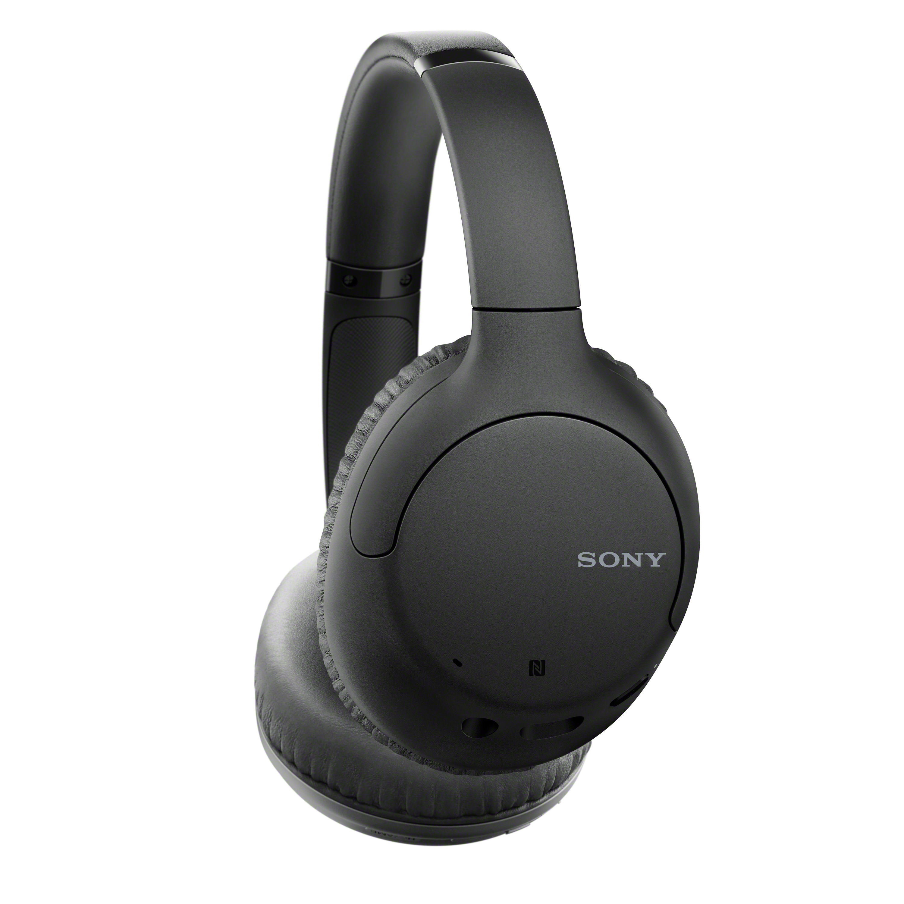 Schwarze Sony-Kopfhörer, schräge Ansicht, isoliert auf weißem Hintergrund.