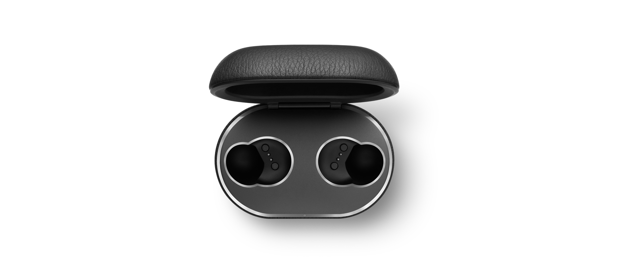 Auricolari wireless neri e custodia di ricarica, vista dall'alto, sfondo bianco.