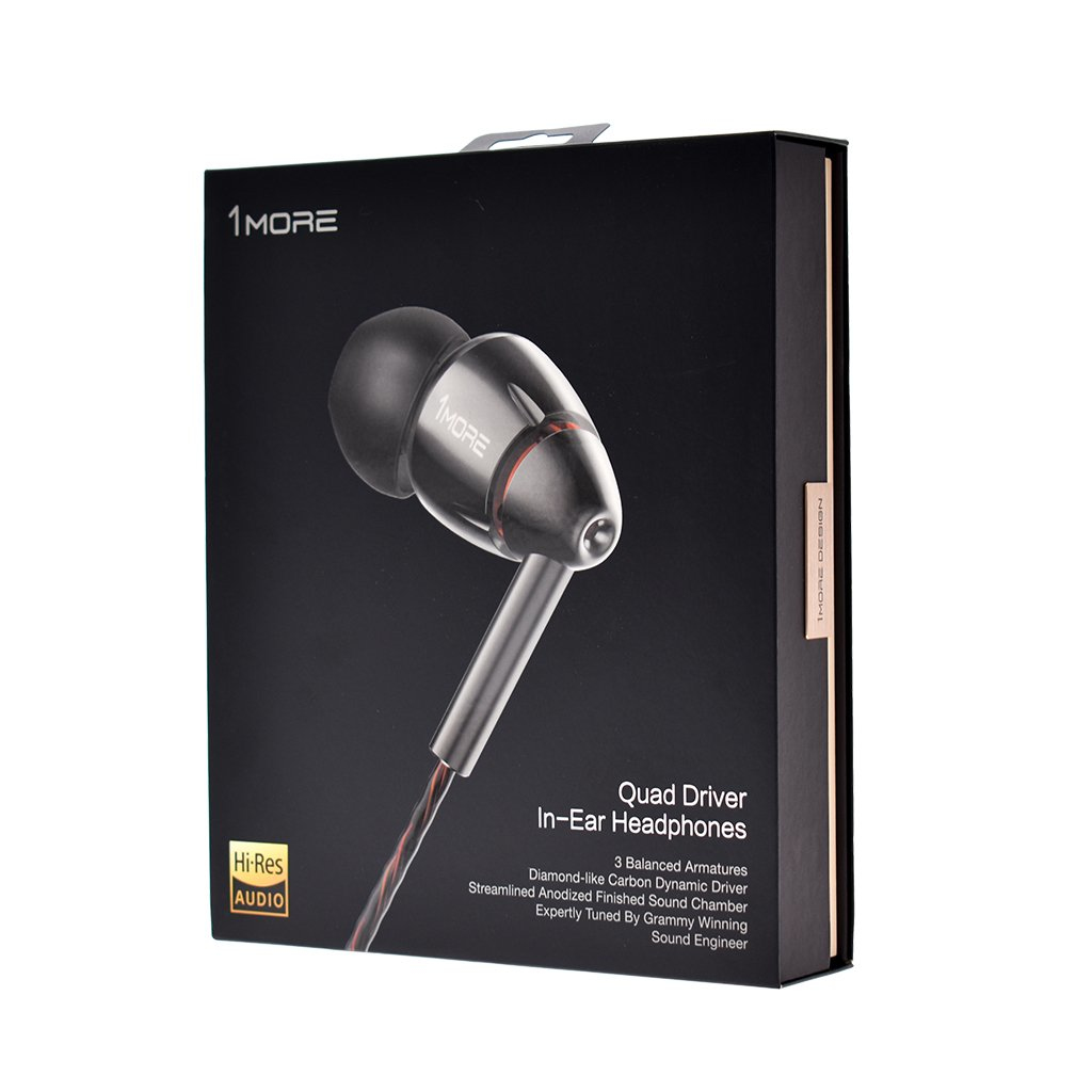 In-Ear-Kopfhörer mit Box. Die Box ist schwarz mit weißem Text. Die Ohrhörer sind schwarz und silber.