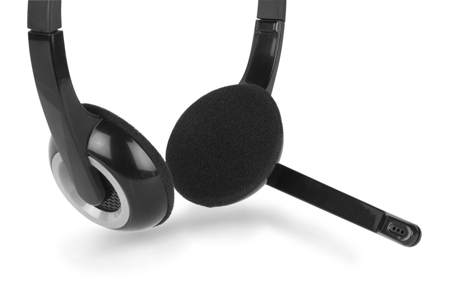 Auriculares negros con almohadillas negras y un micrófono.