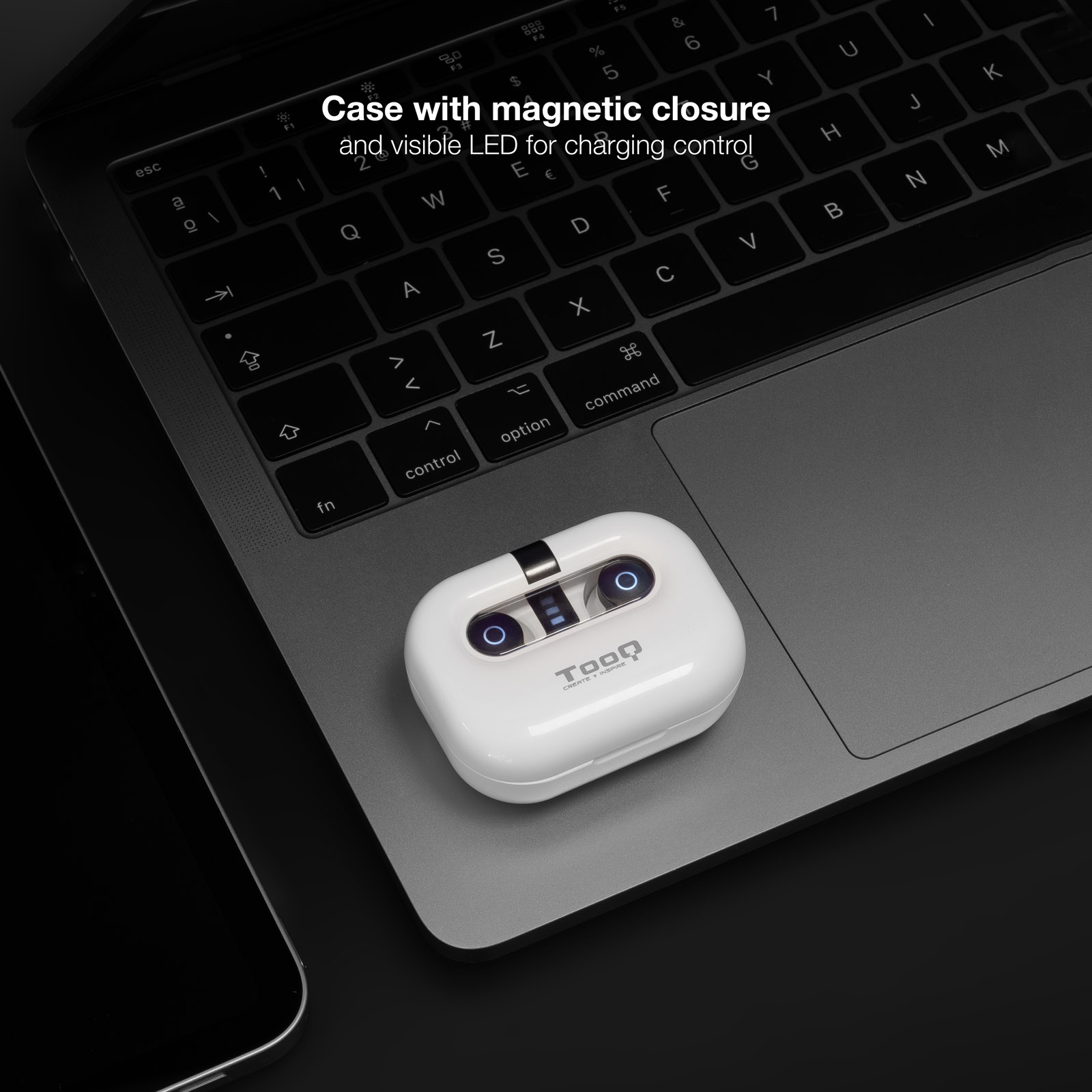 Witte oplaadcase voor oortelefoons op een laptoptoetsenbord. LED-oplaadindicatoren zijn zichtbaar.
