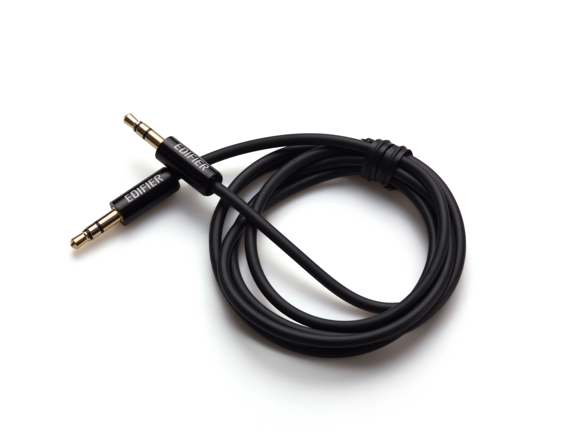 Cavo audio nero con connettori dorati. Sfondo bianco. La parola EDIFIER è visibile.