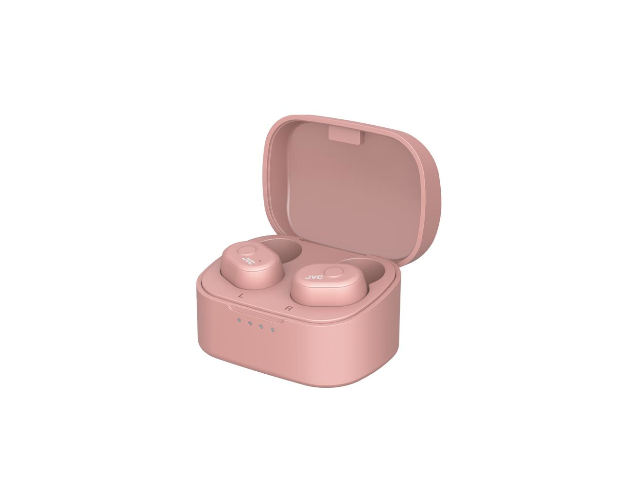 Auricolari rosa in custodia rosa aperta con spie di ricarica. Logo JVC sugli auricolari.