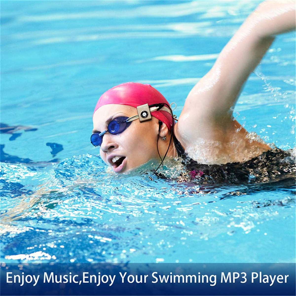 Schwimmerin mit MP3-Player an der Brille, genießt Musik, blaues Wasser.
