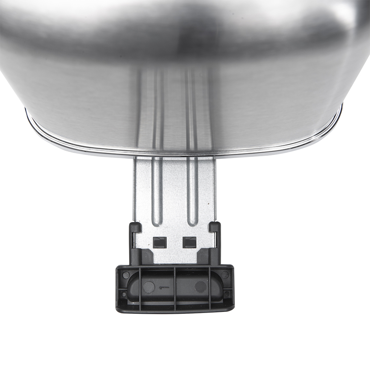 Metalowy garnek z czarnym plastikowym mocowaniem, widok od dołu na białym tle.