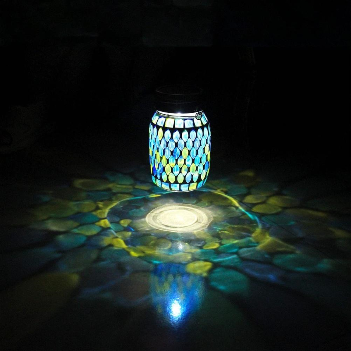 Ein beleuchtetes, farbenfrohes Mosaikglas wirft ein farbenfrohes Lichtmuster auf den Boden.