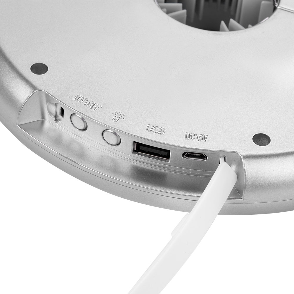 Silbernes Gerät mit Ein/Aus-, USB- und DC-Anschlüssen. Weißes Kabel ist in den USB-Anschluss gesteckt.
