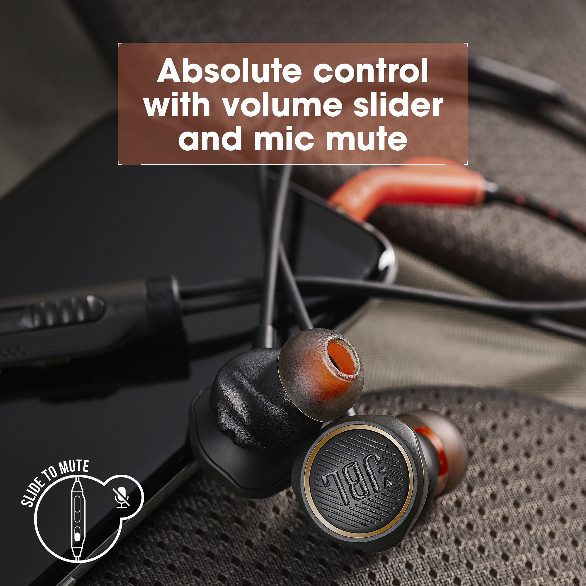 Auriculares negros y dorados en el teléfono. Texto: Control absoluto con control de volumen y silencio.